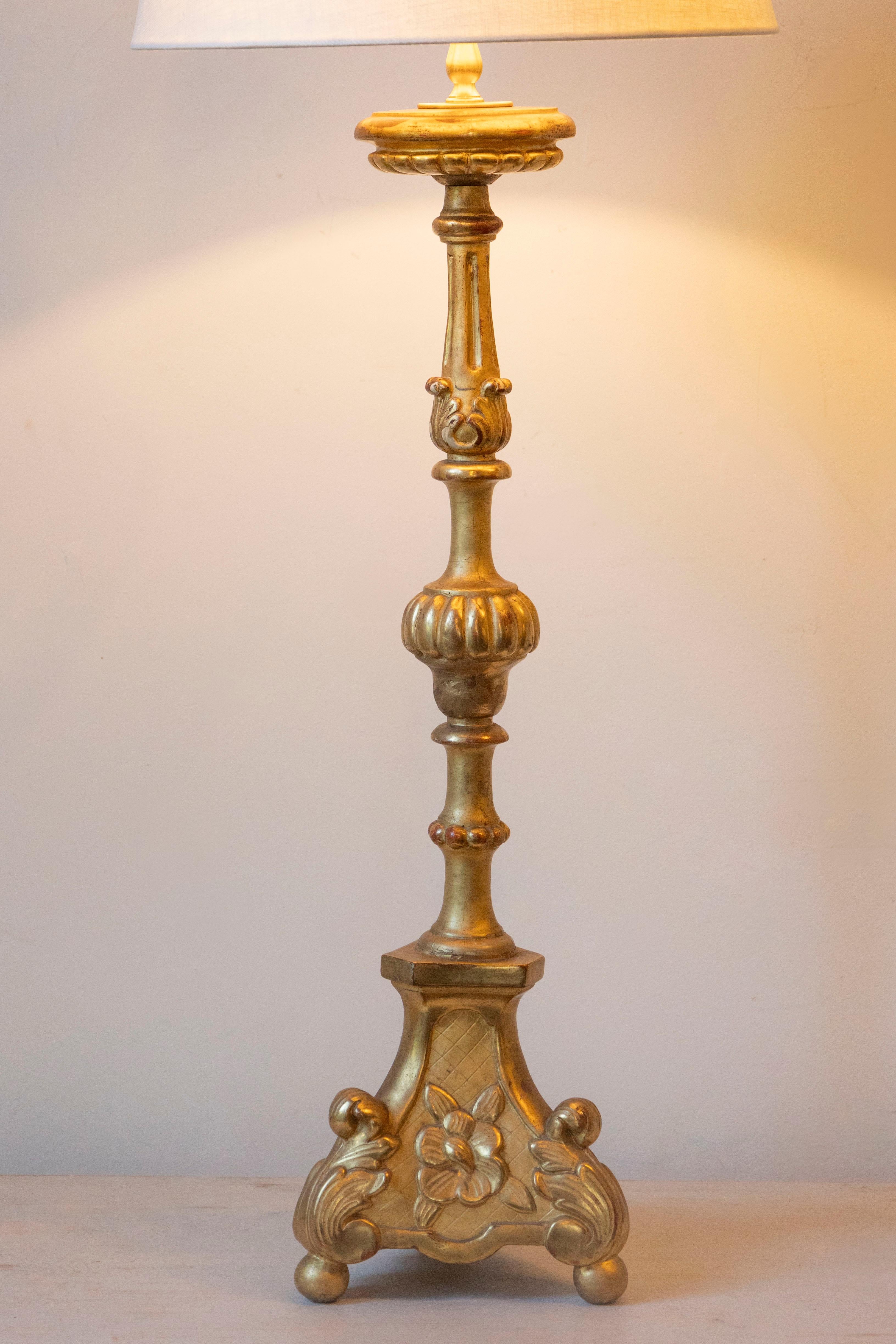 Doré Lampe de table française du 19ème siècle avec base sculptée ornée en vente