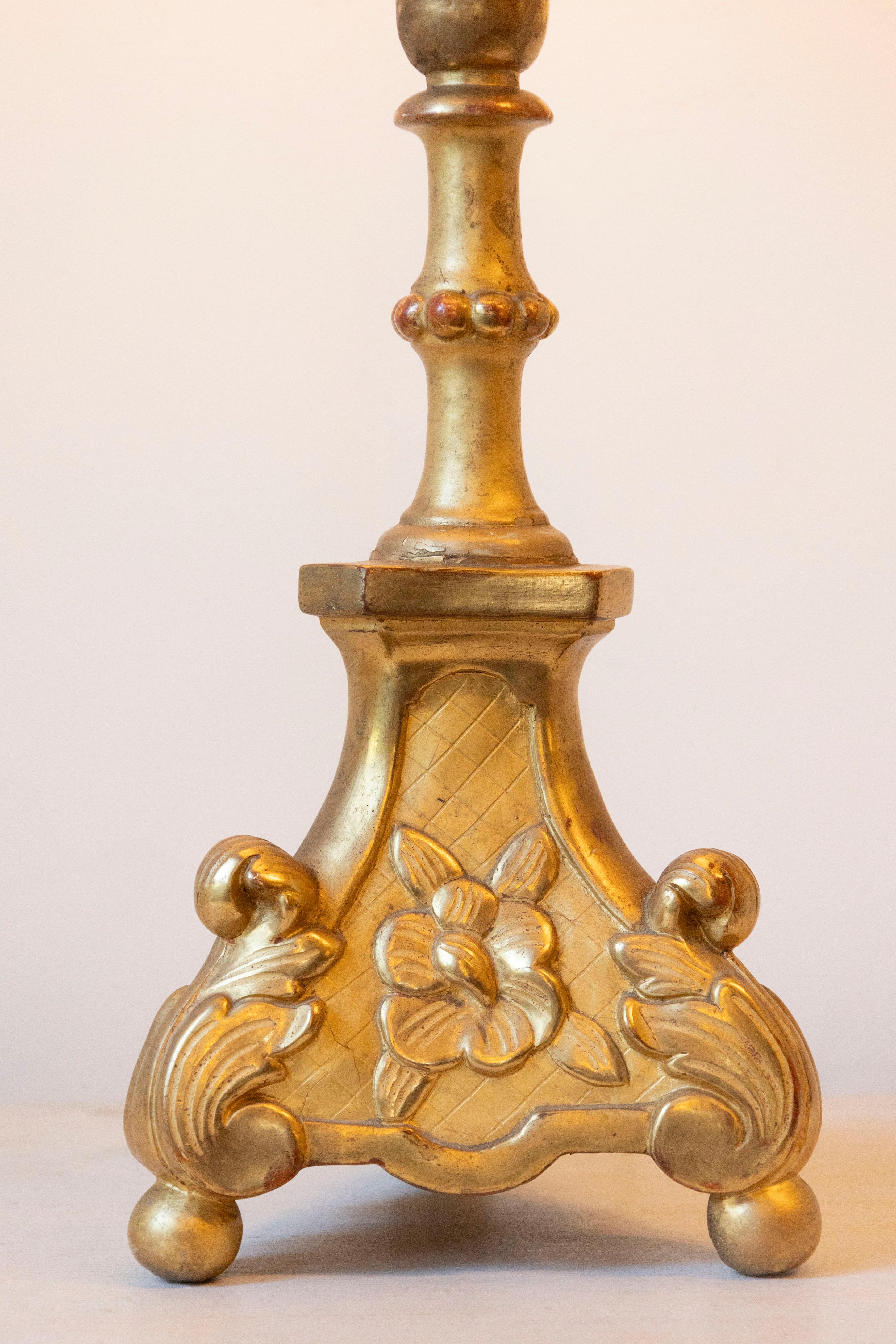 Bois Lampe de table française du 19ème siècle avec base sculptée ornée en vente