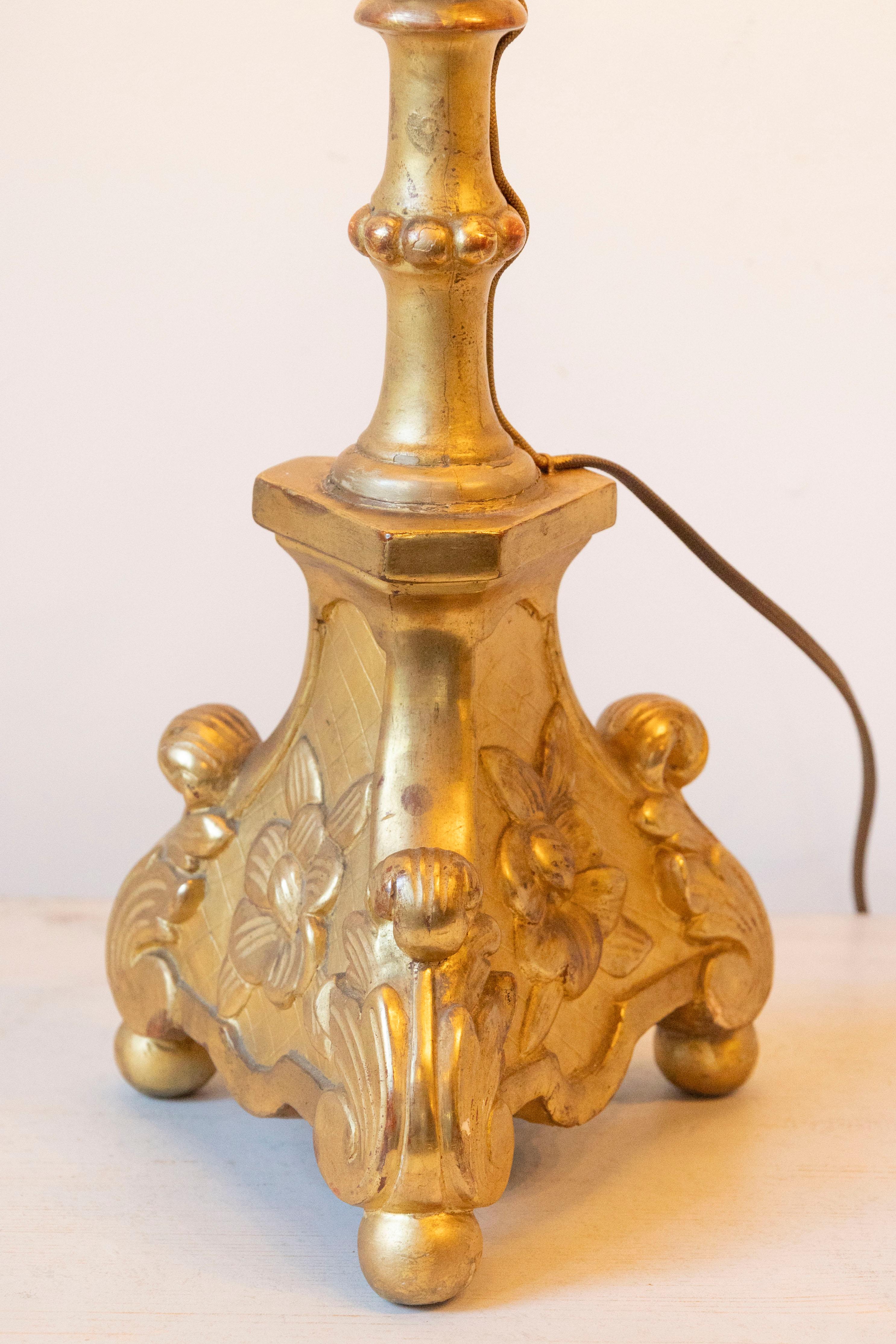 Lampe de table française du 19ème siècle avec base sculptée ornée en vente 1