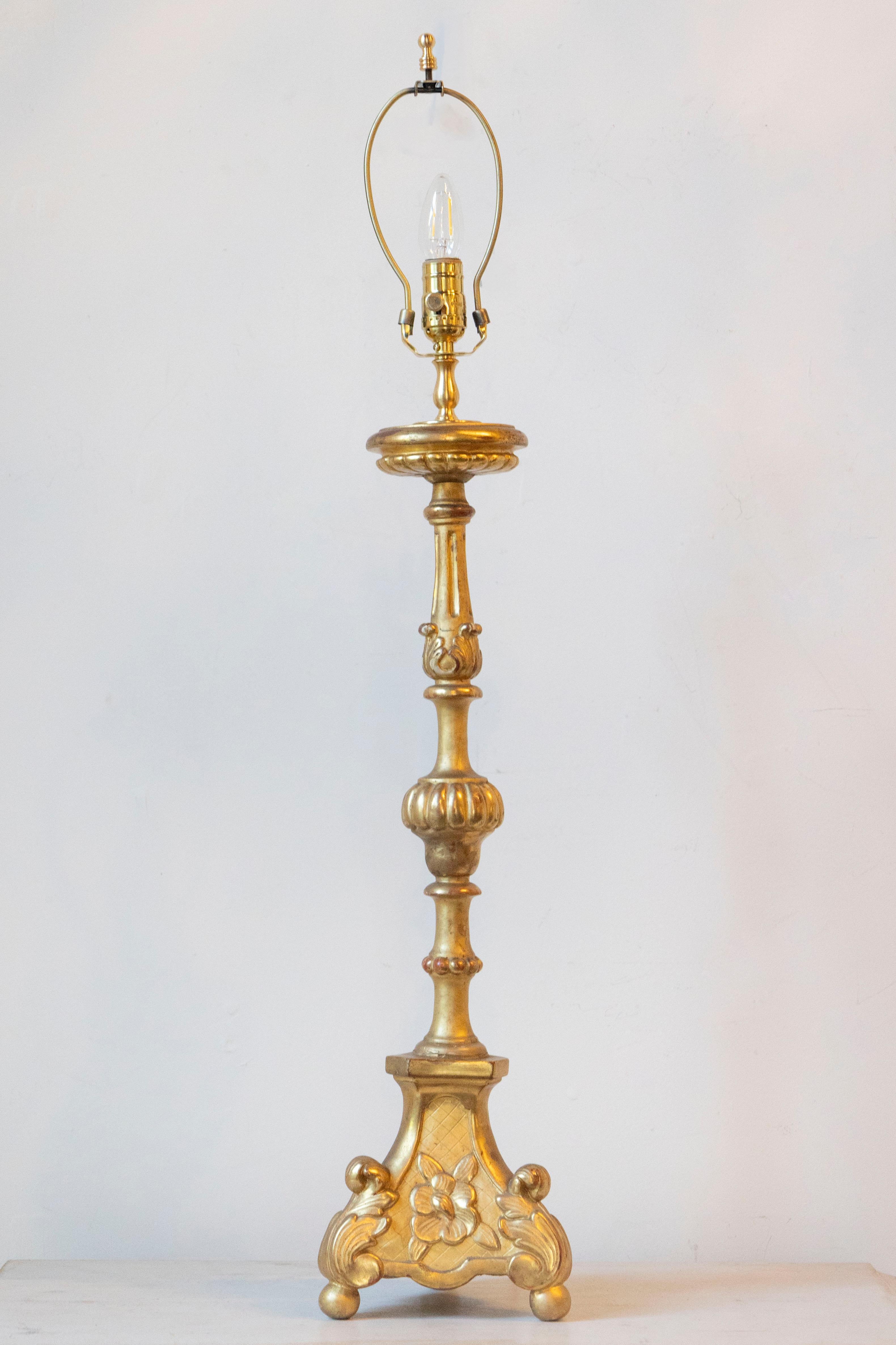 Lampe de table française du 19ème siècle avec base sculptée ornée en vente 2