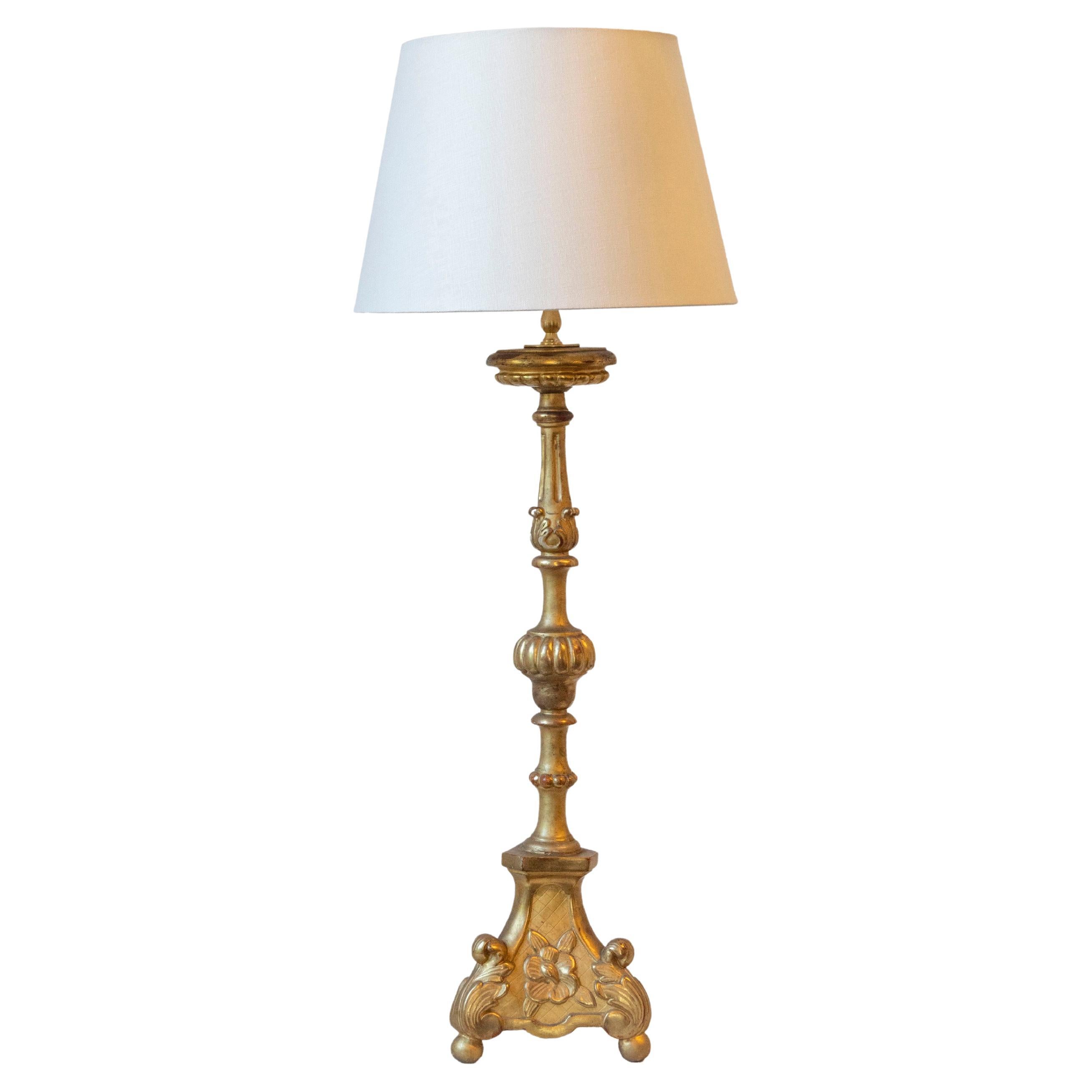Lampe de table française du 19ème siècle avec base sculptée ornée