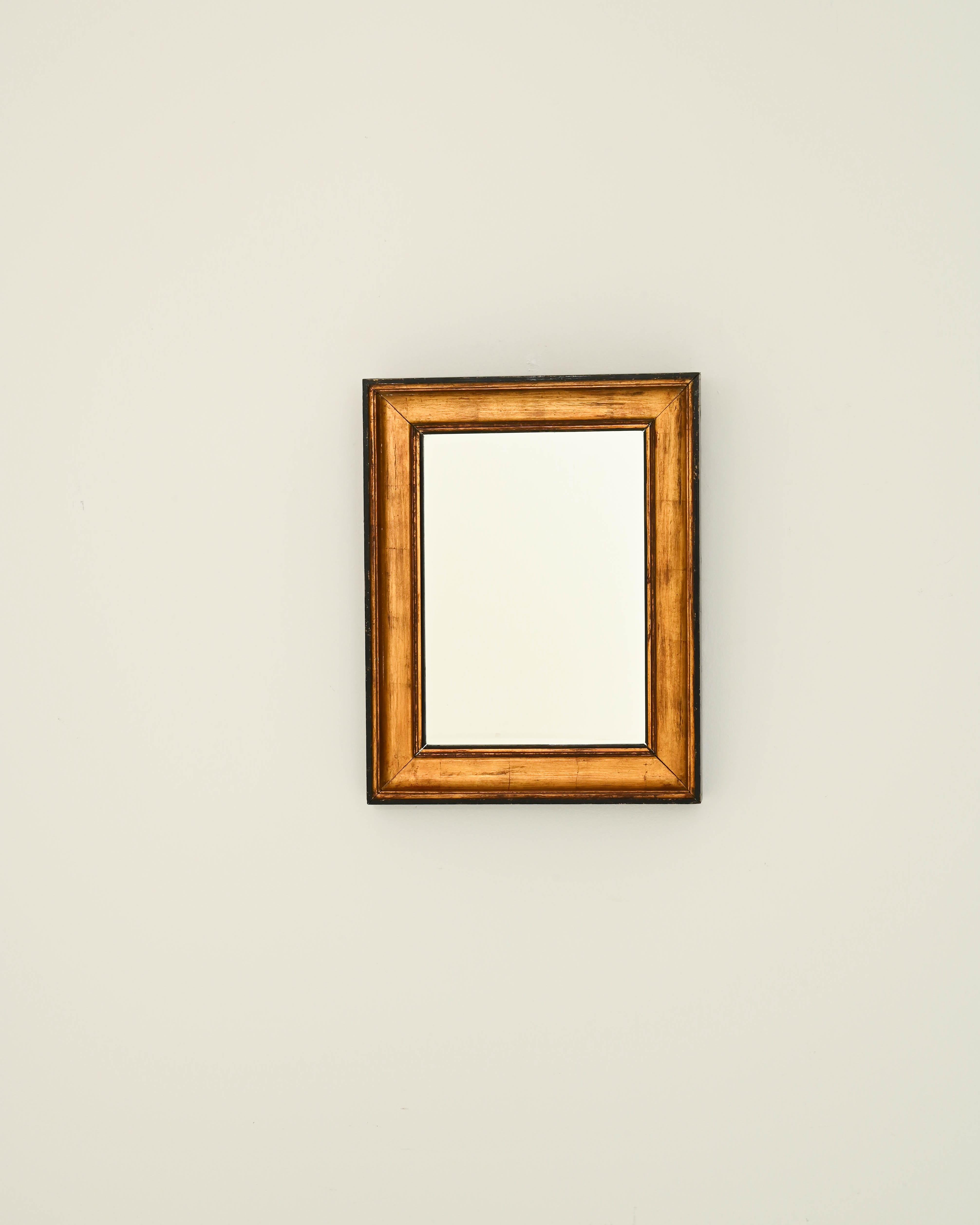 Conçu pour les pièces cossues, ce miroir du XIXe siècle attire l'attention par son élégance. Le cadre rectangulaire en bois, fabriqué à la main, est d'une grande simplicité, définie par des détails subtils. Le cadre doré richement texturé est