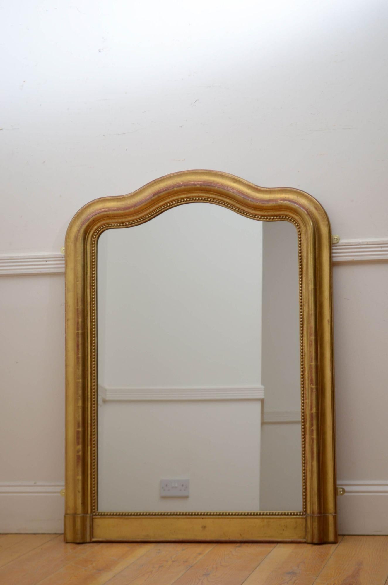 Sn5541 Französischer vergoldeter Pfeilerspiegel aus dem XIX. Jahrhundert mit Originalglas, das etwas stockfleckig ist und funkelt, in einem perlenbesetzten, profilierten und vergoldeten Rahmen mit schlangenförmiger Oberseite. Dieser antike Spiegel