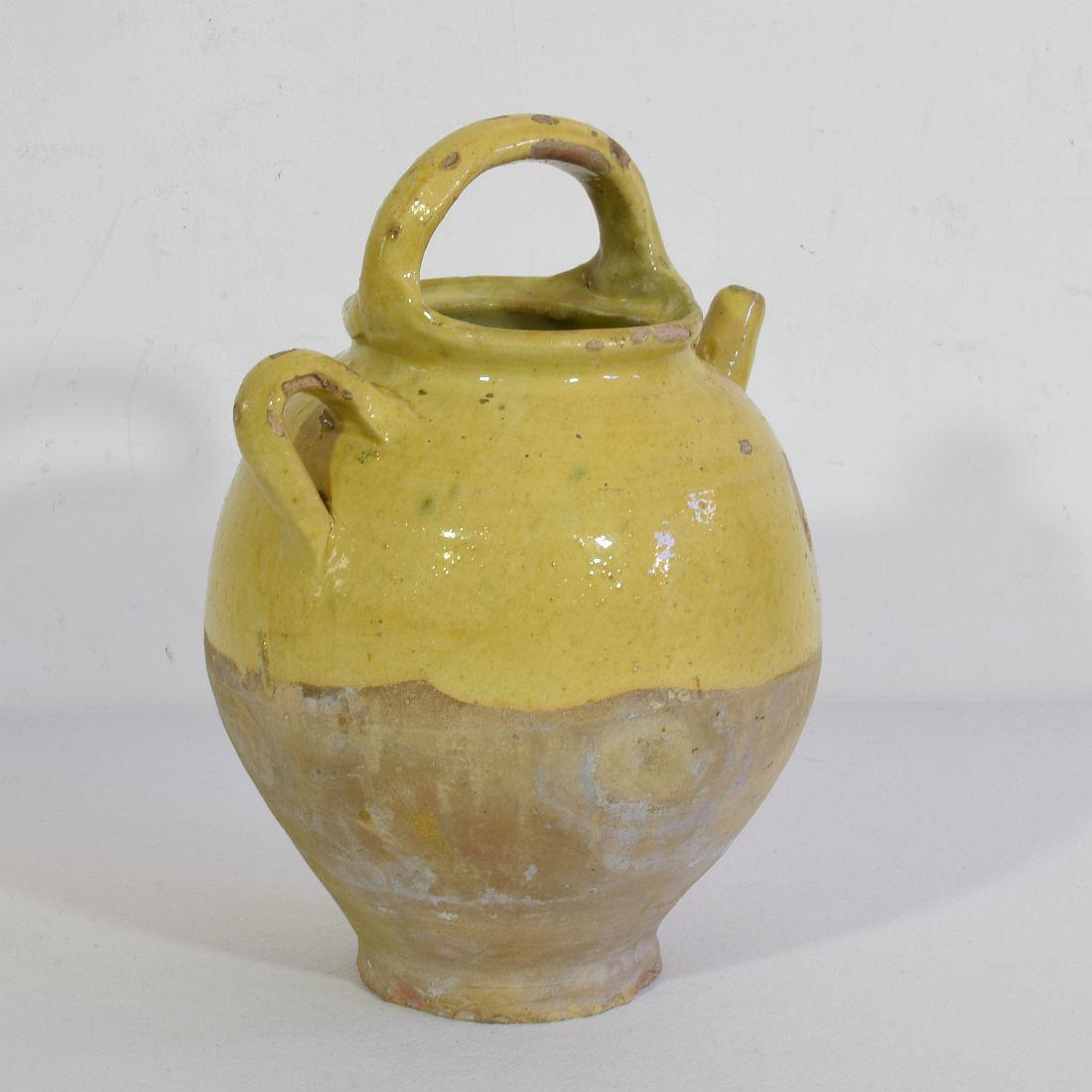 Grande pezzo autentico e raro di ceramica della Provenza. Bellissimo per le intemperie e per il colore. Le imperfezioni contribuiscono ad autenticare questa croce d'acqua come un pezzo di tipo utilitario, Francia, circa 1850-1900.