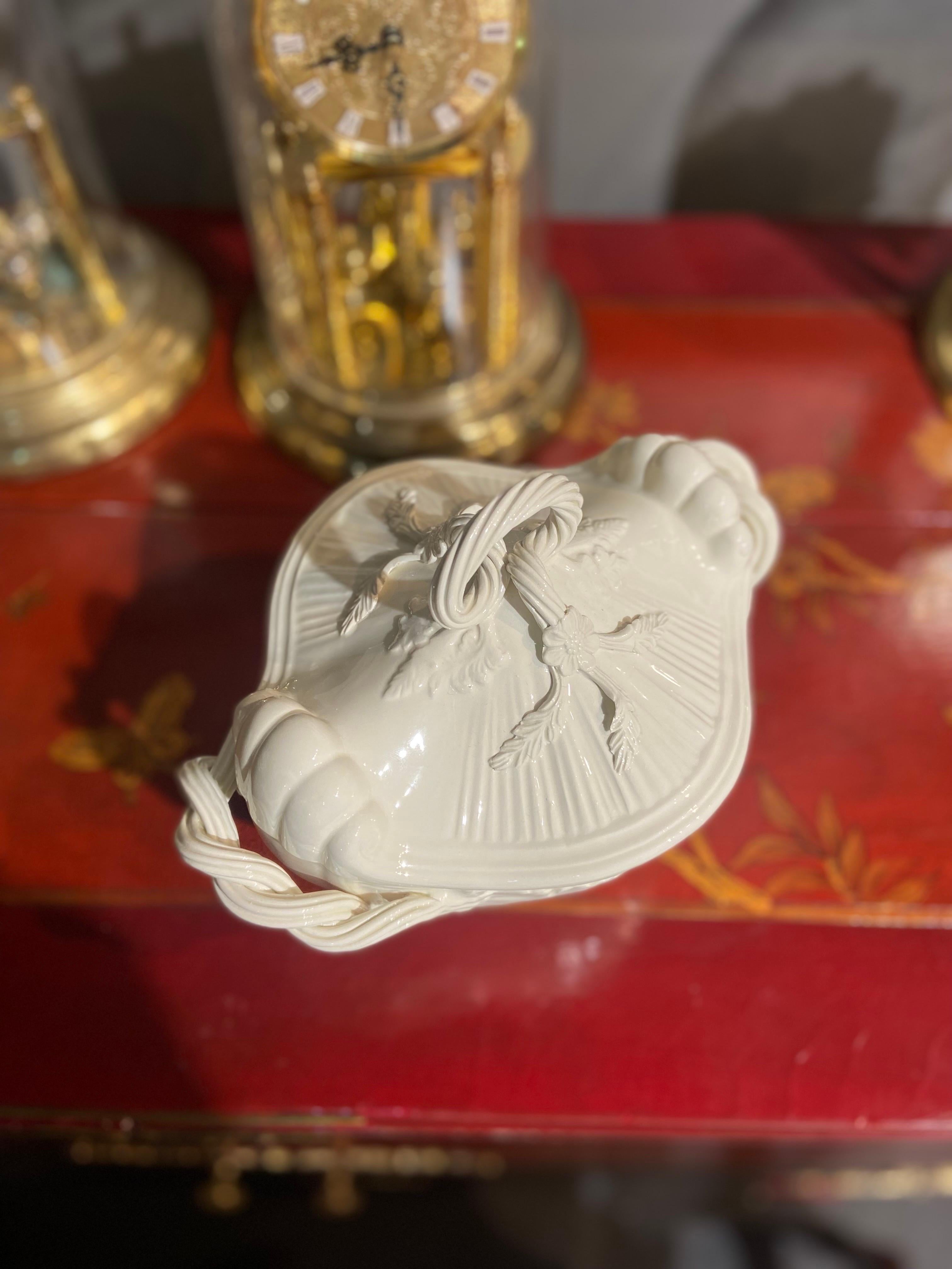 Soupière française du 19ème siècle en céramique émaillée décorée de rubans en vente 4