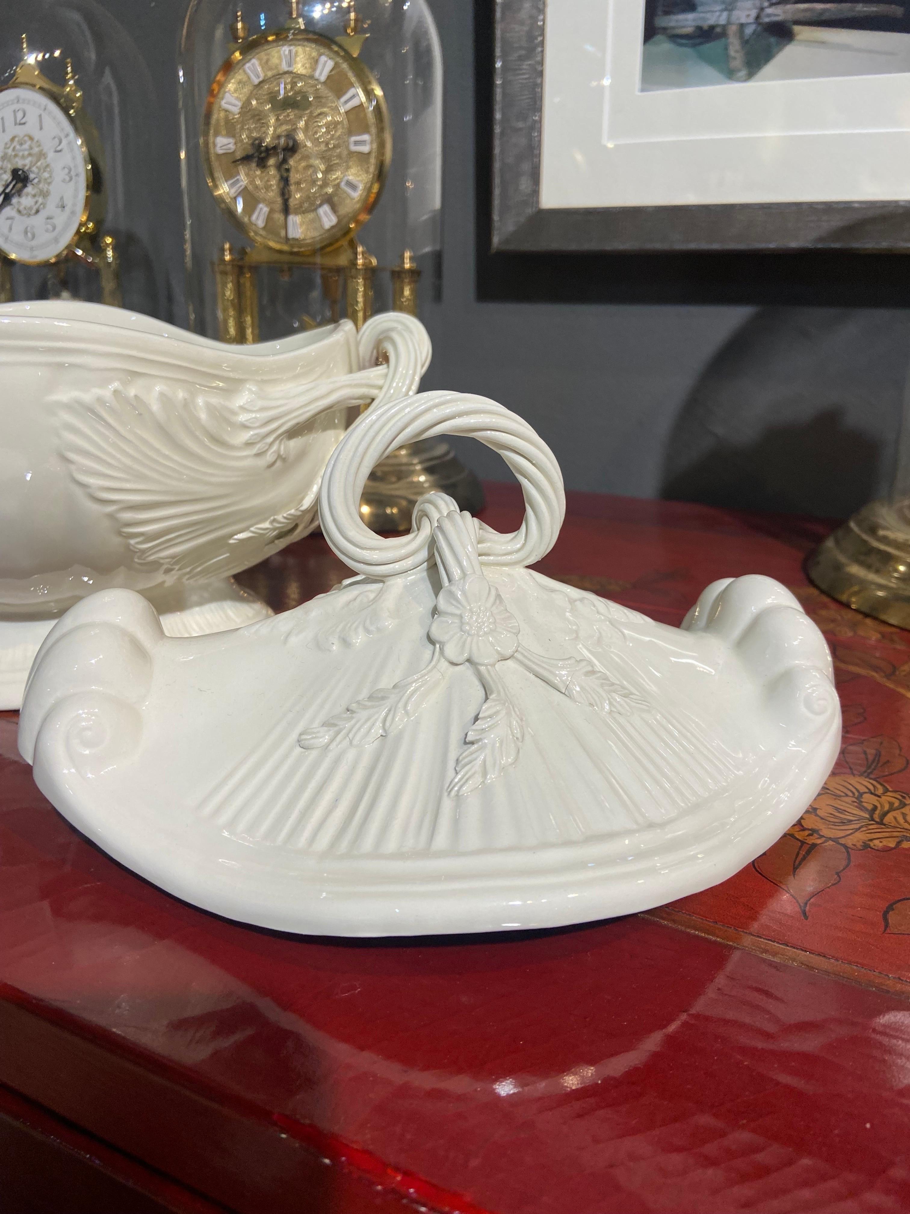 Französische glasierte Suppenterrine aus Keramik des 19. Jahrhunderts, dekoriert mit Bändern im Angebot 2