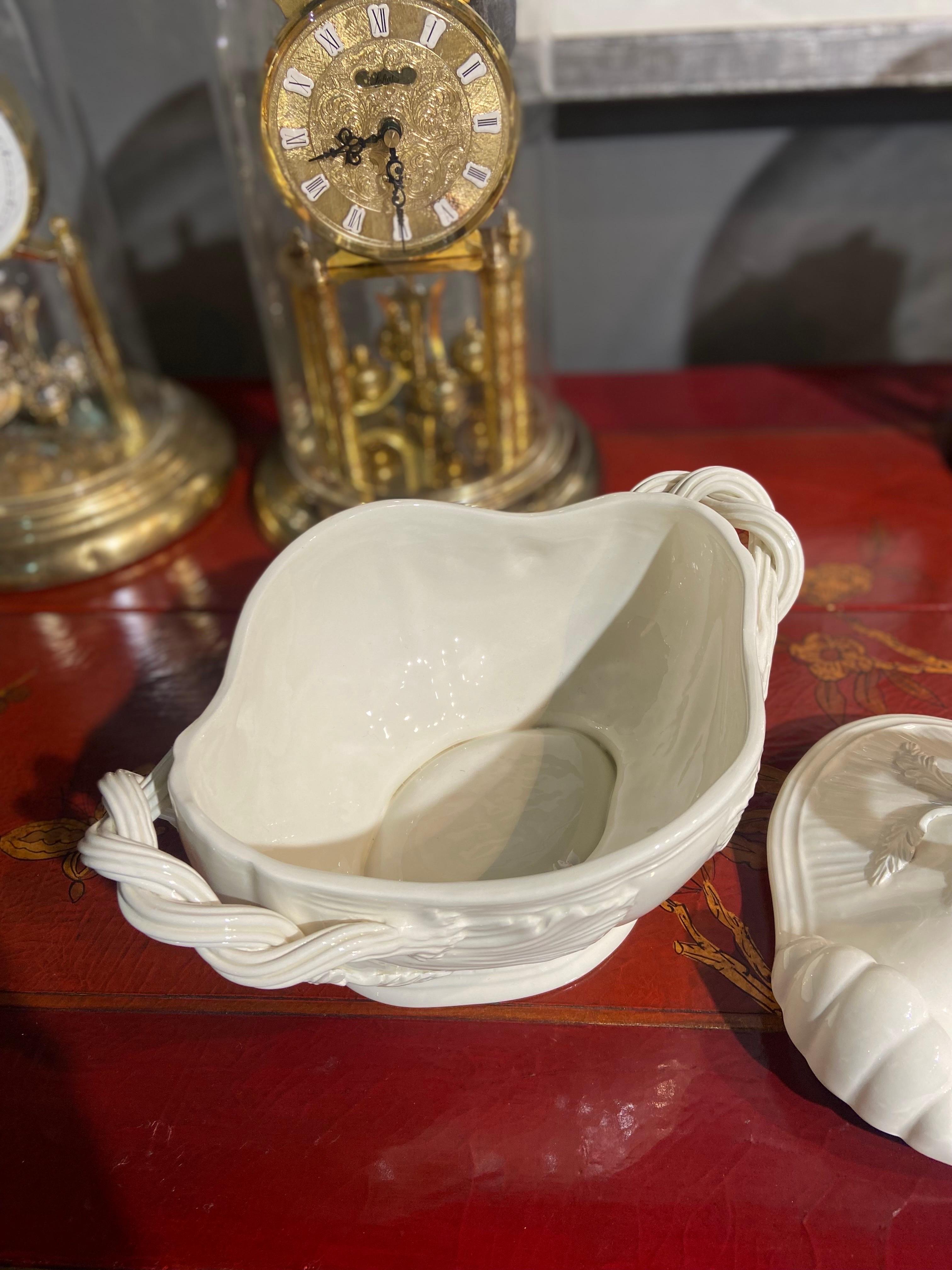 Französische glasierte Suppenterrine aus Keramik des 19. Jahrhunderts, dekoriert mit Bändern im Angebot 6