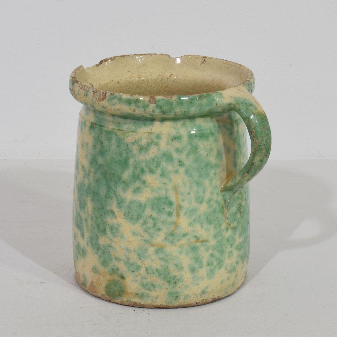 Magnifique pièce de poterie alsacienne avec une glaçure verte très rare,
France, vers 1850-1900.
Bon état mais altéré.