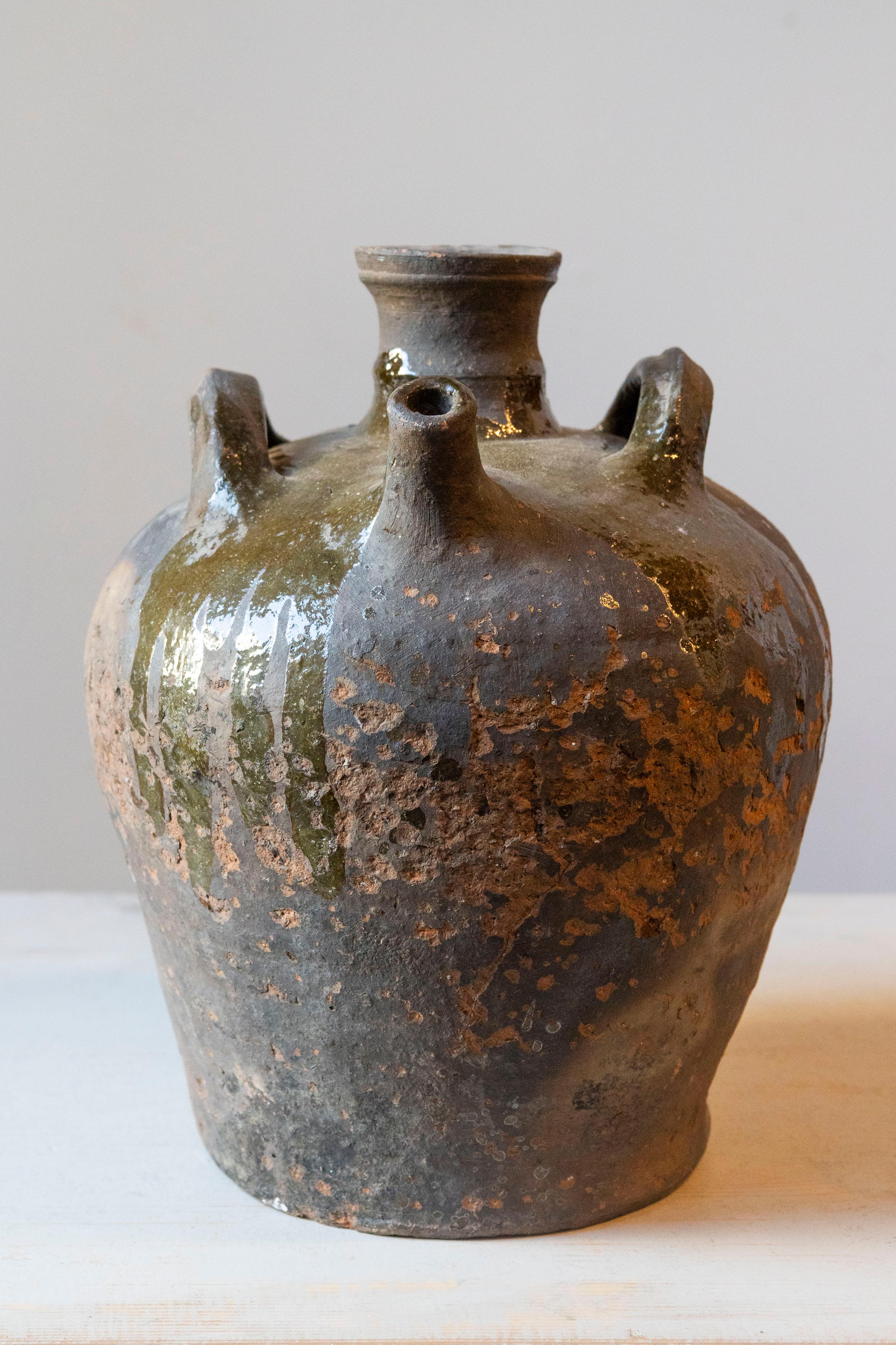 Un sorprendente vaso per acqua in terracotta francese del XIX secolo con una superficie ricca e consumata dal tempo e una forma espressiva. Questo tradizionale recipiente utilitario è stato probabilmente realizzato nel sud-ovest della Francia e
