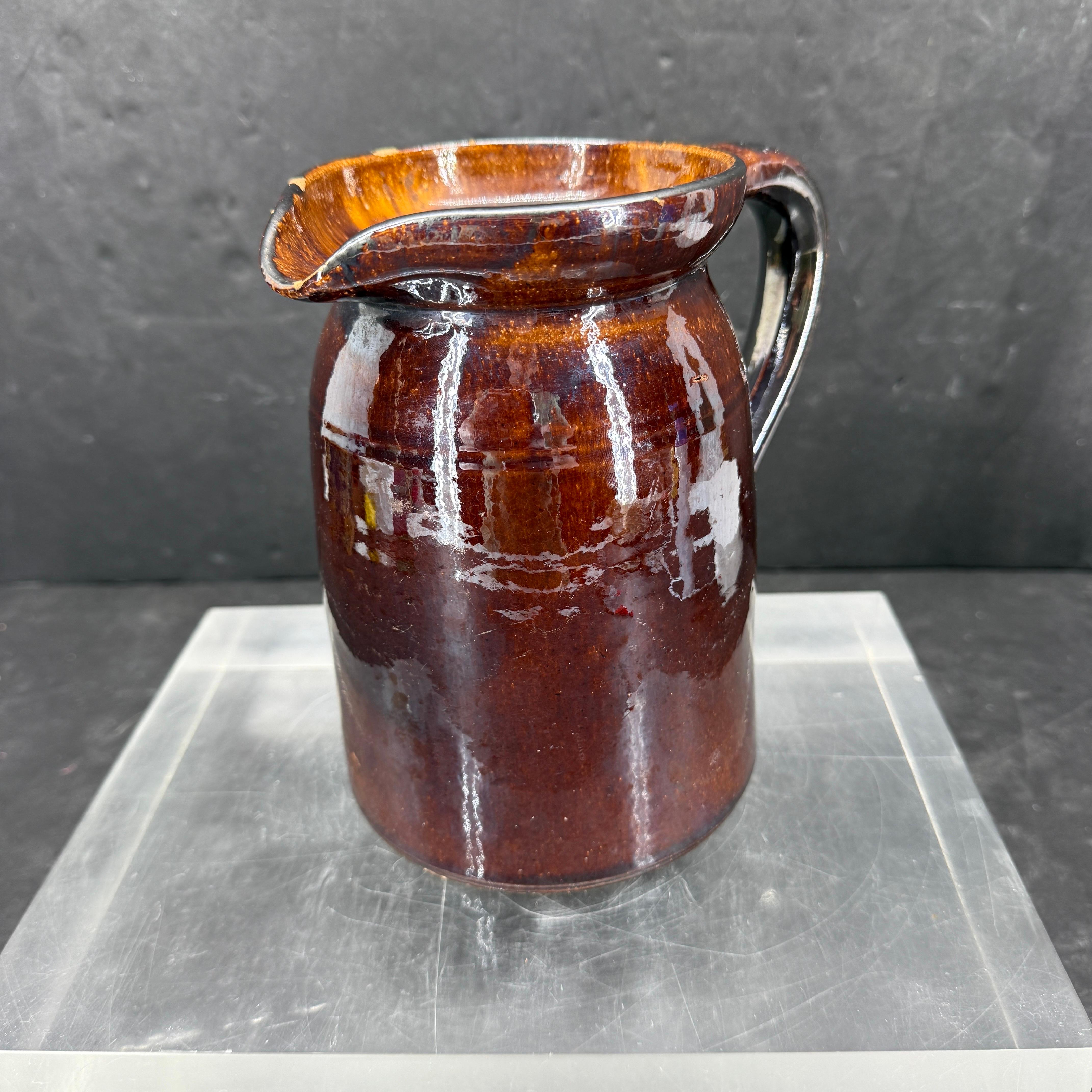 Dieser antike französische Krug stammt aus der Mitte des 19. Jahrhunderts. Charmanter Krug als Einzelstück oder als Vase mit frischen Blumen darin. Dieser Topf wäre eine schöne Ergänzung zu einer Sammlung antiker französischer Keramik in jeder