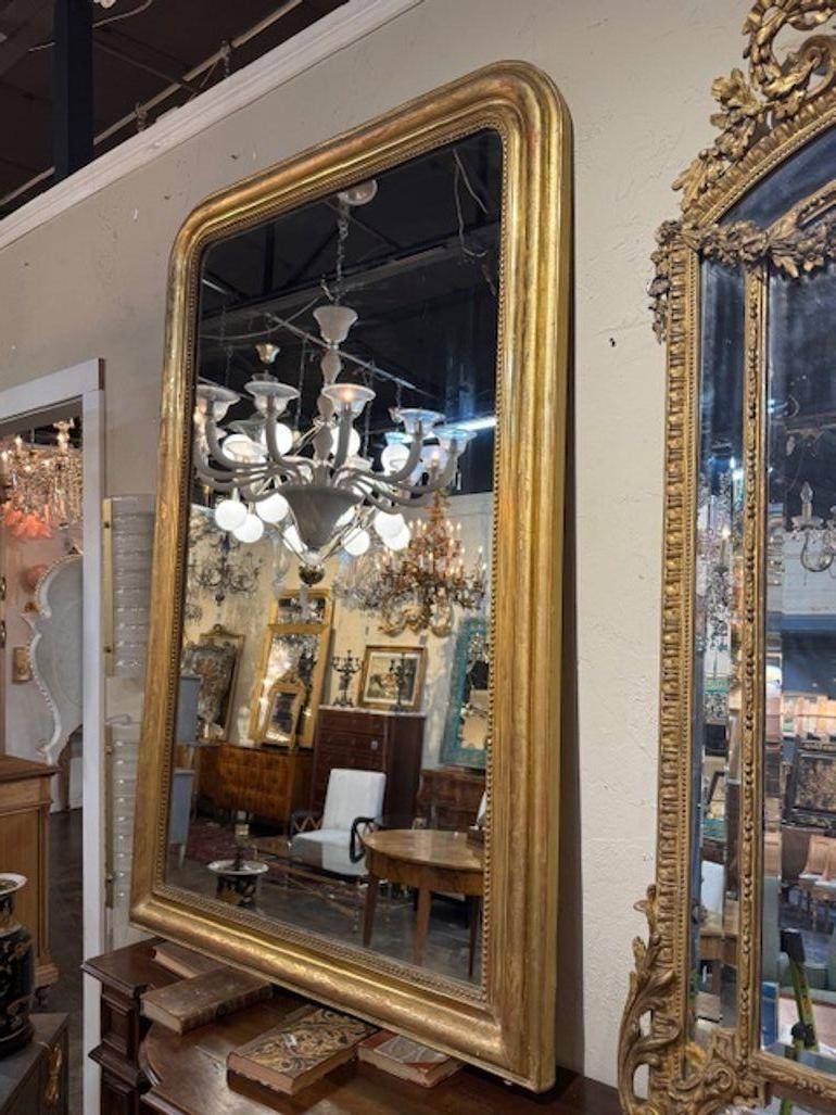 Sehr schöner französischer Louis-Philippe-Spiegel aus dem 19. Jahrhundert mit floralem Muster und wulstigem Innenrand.  Ein echter Klassiker für ein schönes Zuhause!  Wunderbar!  CIRCA 1870
45b x 69h
