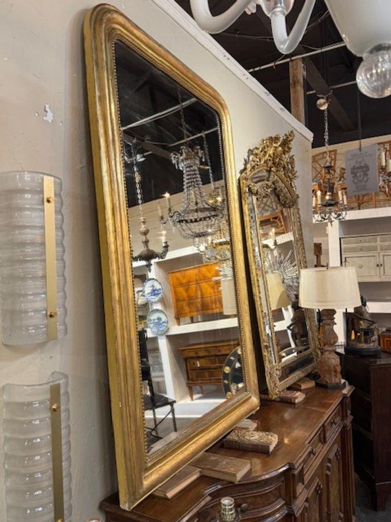 Französischer vergoldeter Louis Philippe-Spiegel des 19. Jahrhunderts mit floralem Muster im Zustand „Gut“ im Angebot in Dallas, TX