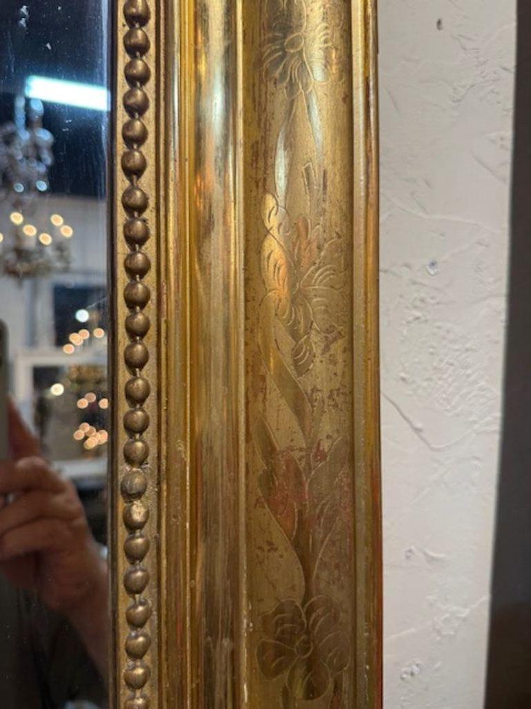 Französischer vergoldeter Louis Philippe-Spiegel des 19. Jahrhunderts mit floralem Muster im Angebot 1