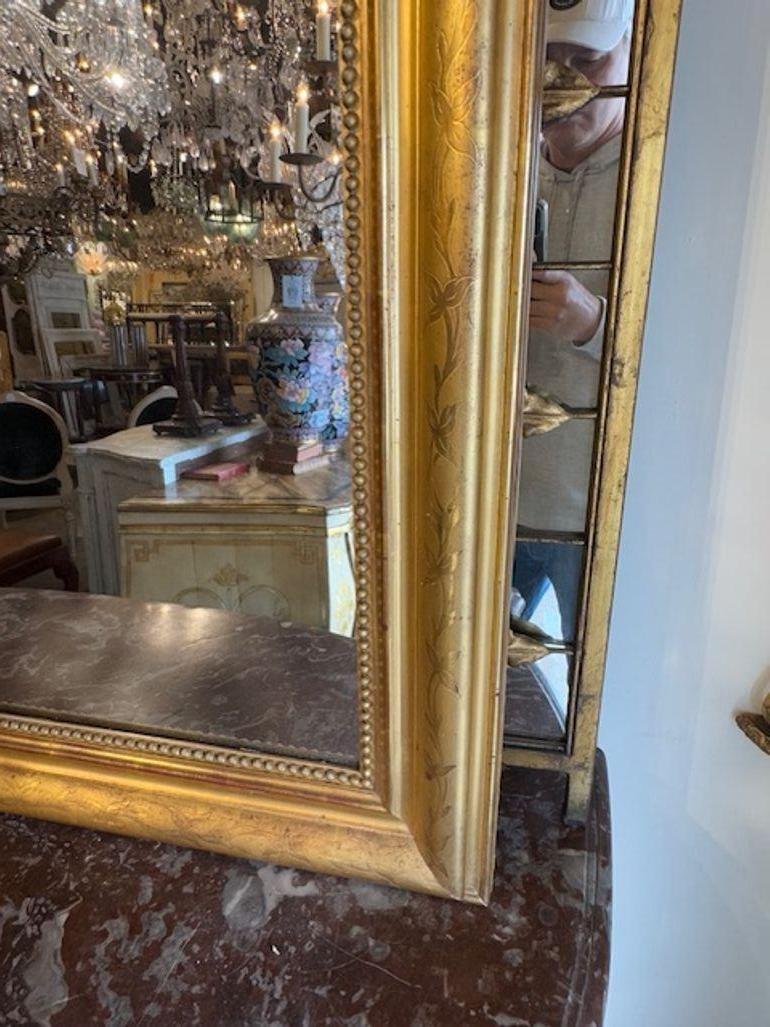 Specchio francese del XIX secolo in legno dorato Louis Philippe con cimiero In condizioni buone in vendita a Dallas, TX