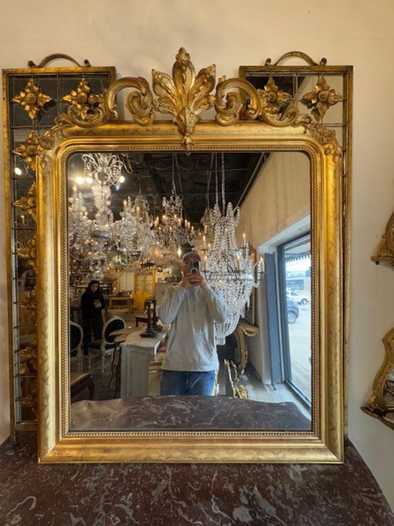 Specchio francese del XIX secolo in legno dorato Louis Philippe con cimiero in vendita 1