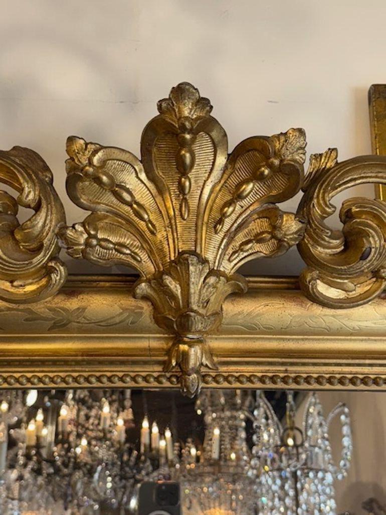 Specchio francese del XIX secolo in legno dorato Louis Philippe con cimiero in vendita 2
