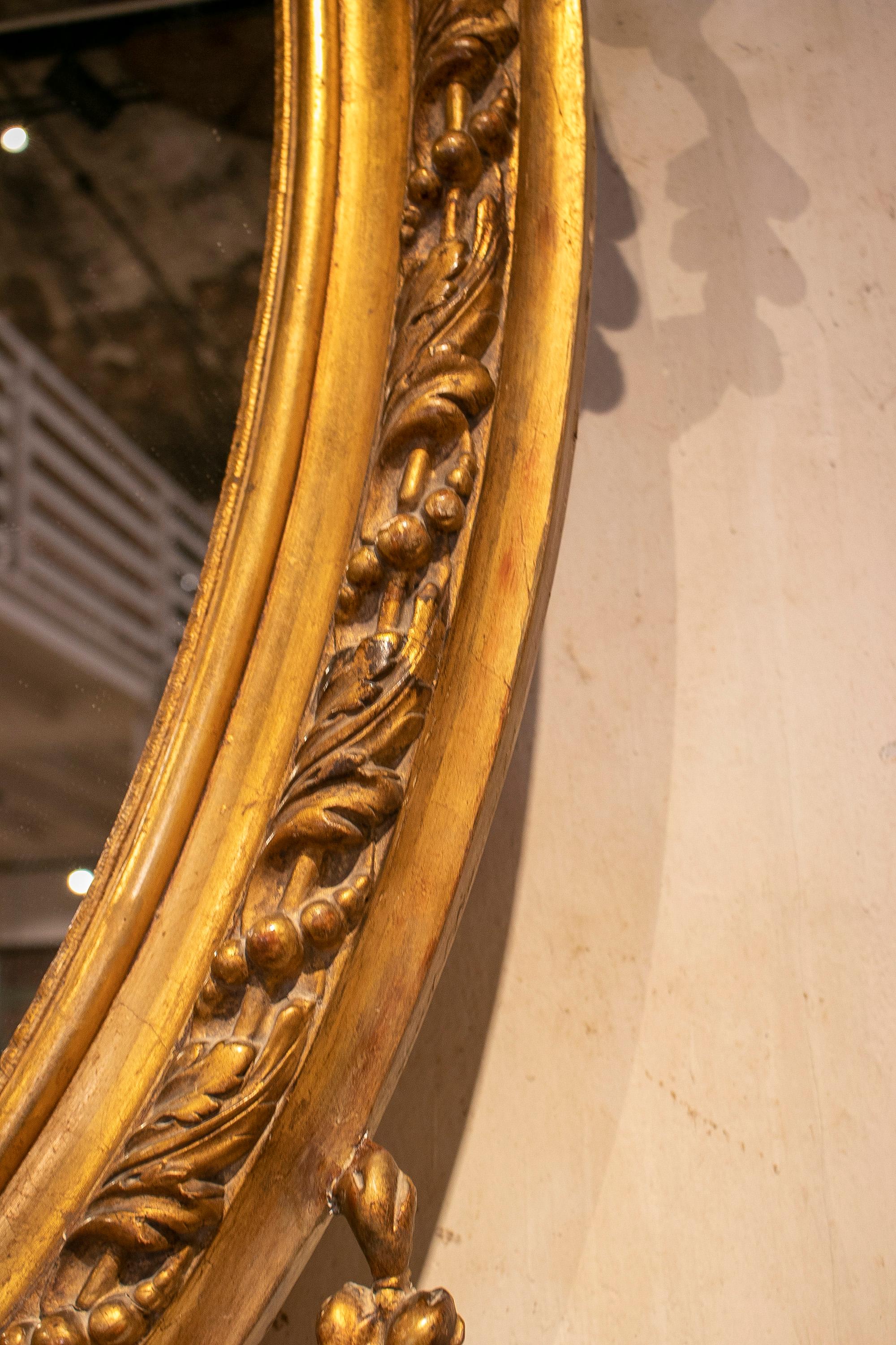 Espejo ovalado francés del siglo XIX de madera dorada con cresta y rocalla barroca en venta 5