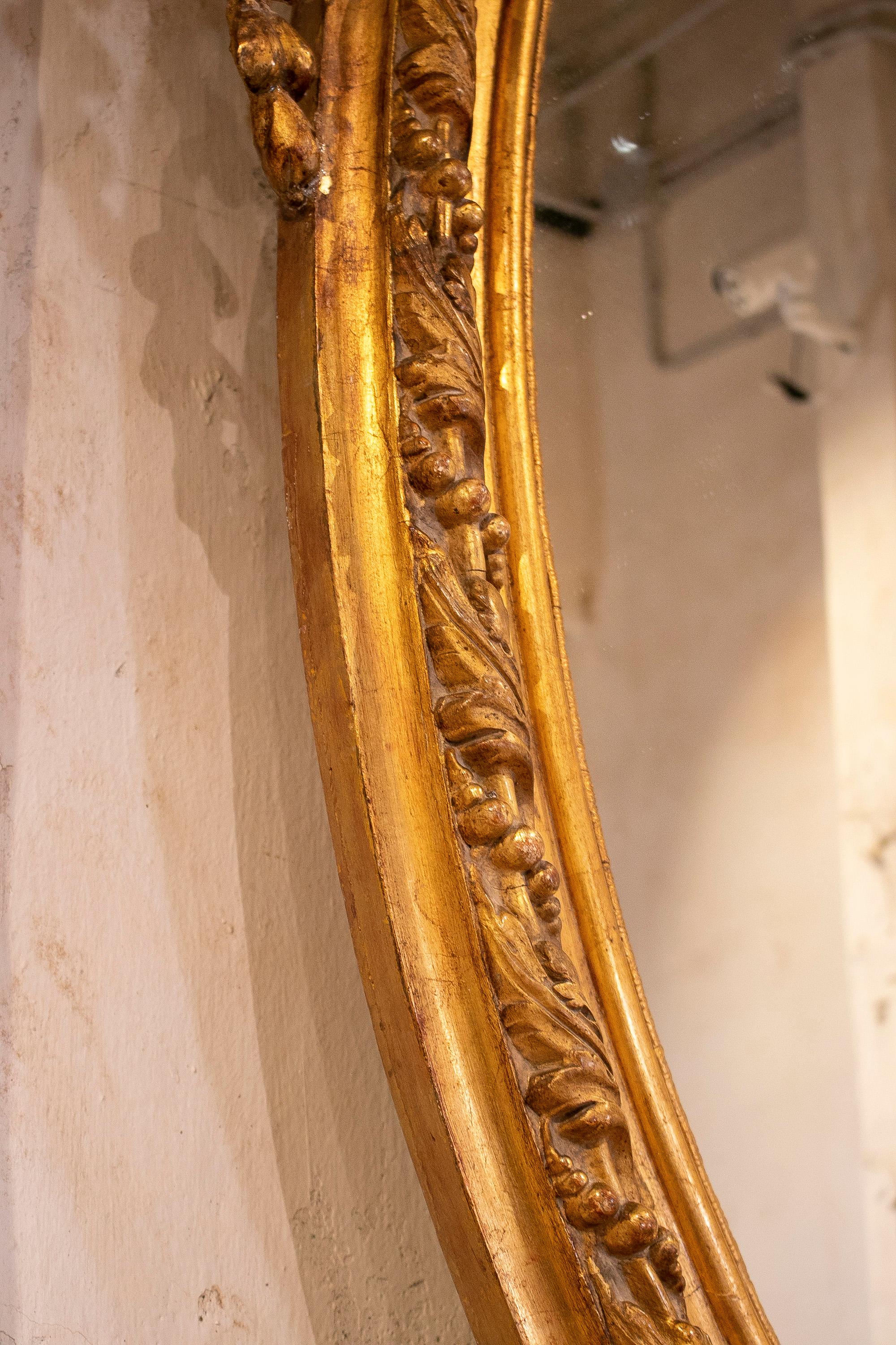 Espejo ovalado francés del siglo XIX de madera dorada con cresta y rocalla barroca en venta 11
