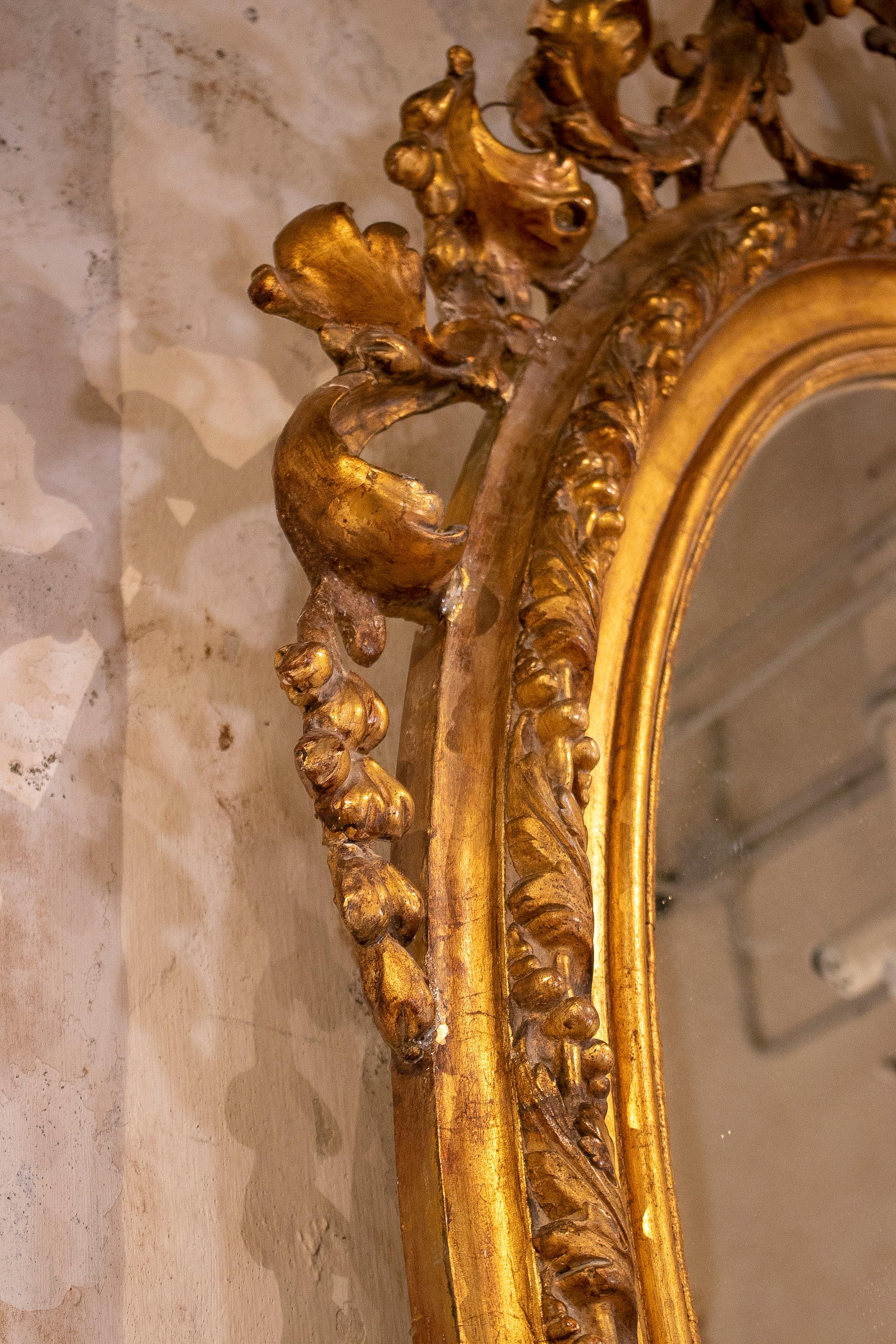 Espejo ovalado francés del siglo XIX de madera dorada con cresta y rocalla barroca en venta 12
