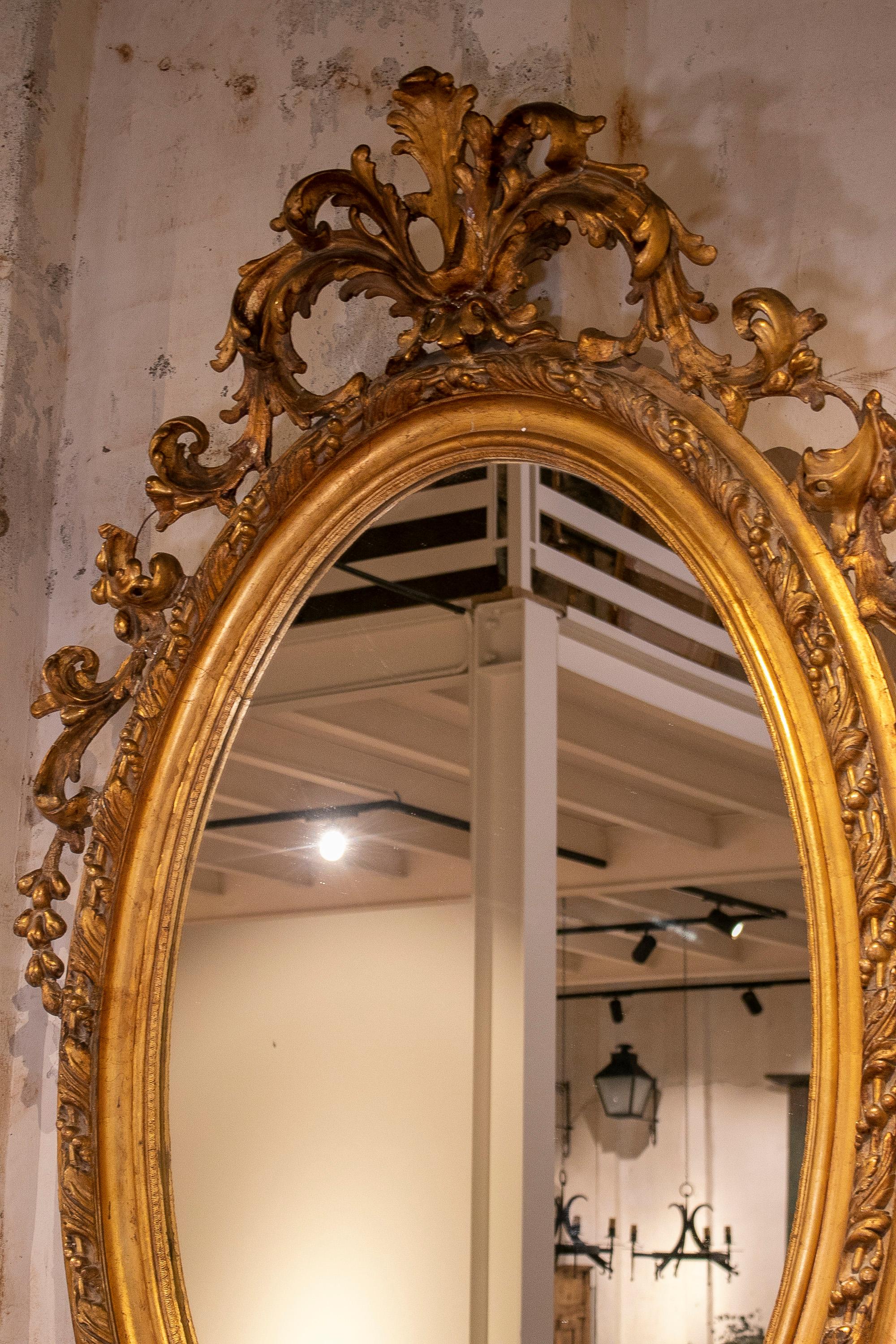 Espejo ovalado francés del siglo XIX de madera dorada con cresta y rocalla barroca en venta 13