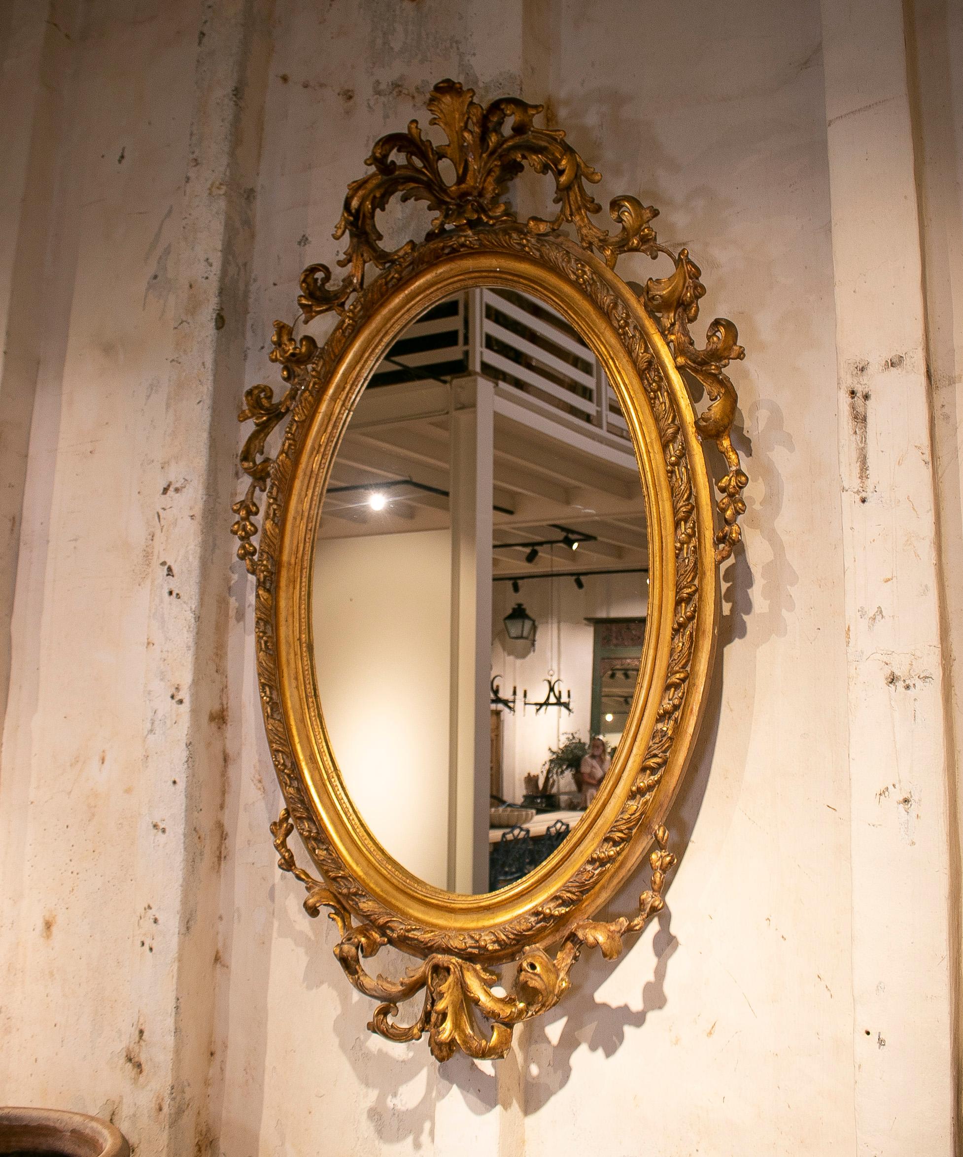 19th Century French Gold Giltwood Oval mirror w/ Crest & Baroqe Rocaille  In Good Condition For Sale In Marbella, ES