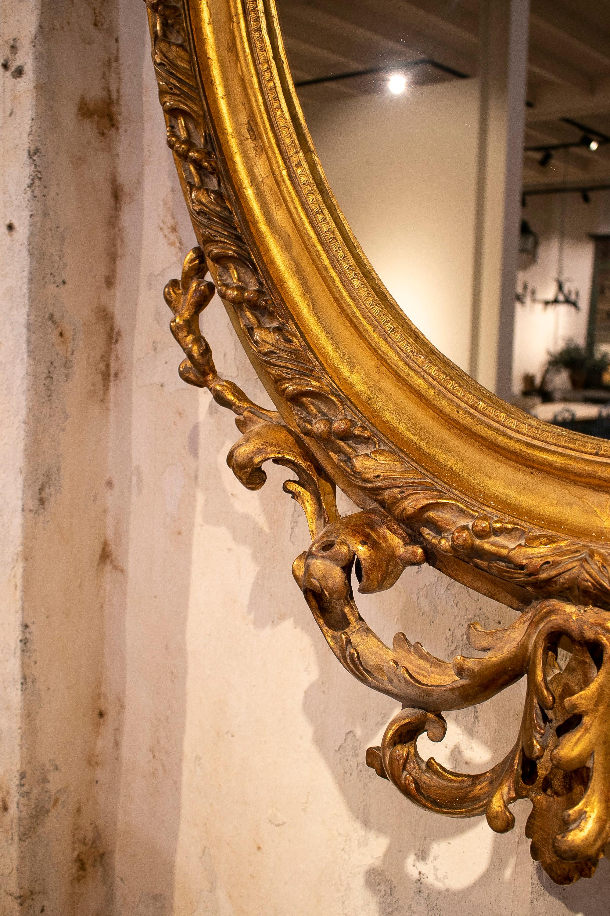 Espejo ovalado francés del siglo XIX de madera dorada con cresta y rocalla barroca en venta 2