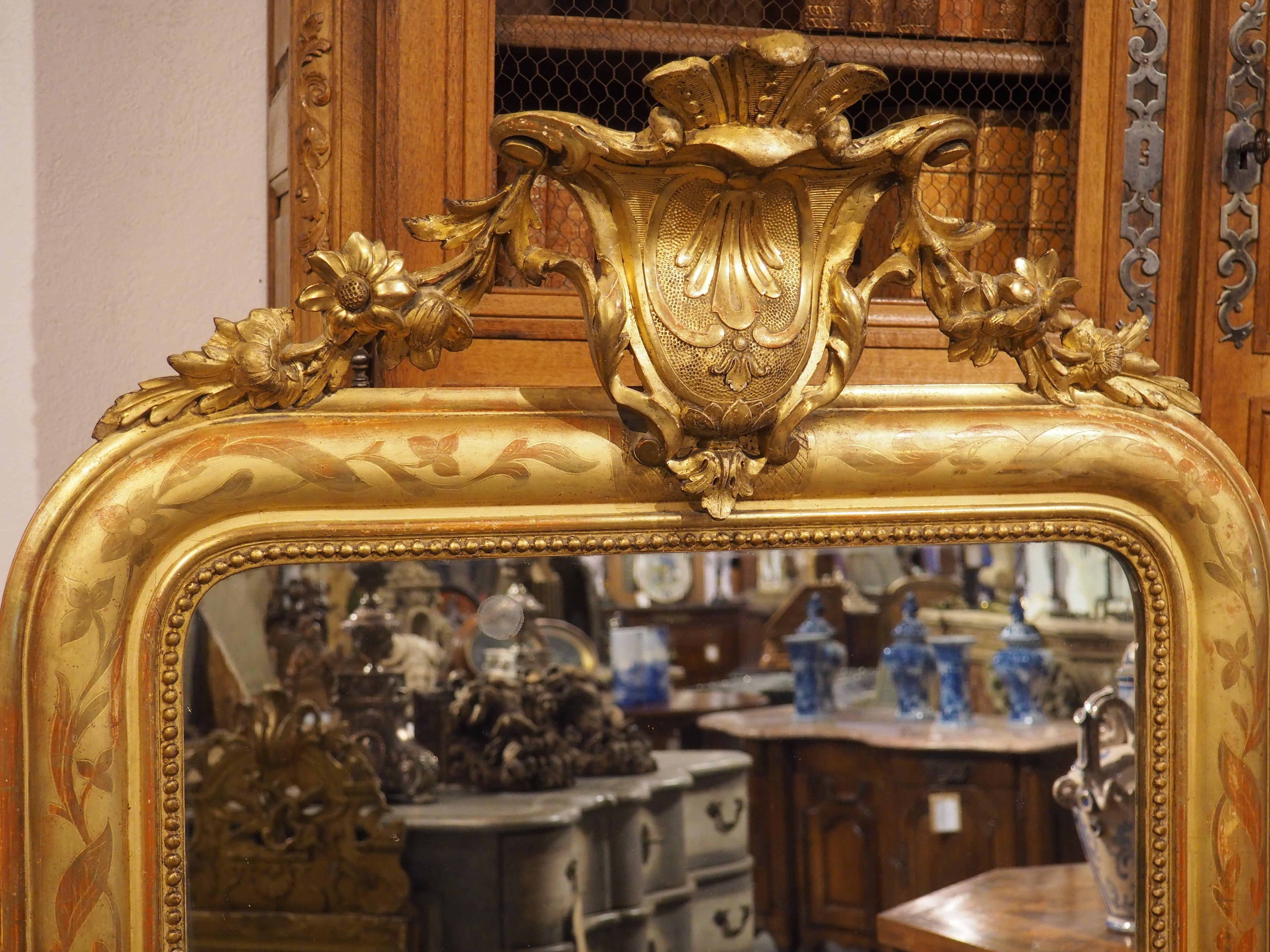 Francese Specchio francese del XIX secolo in stile Louis Philippe a foglia d'oro con cartiglio centrale in vendita