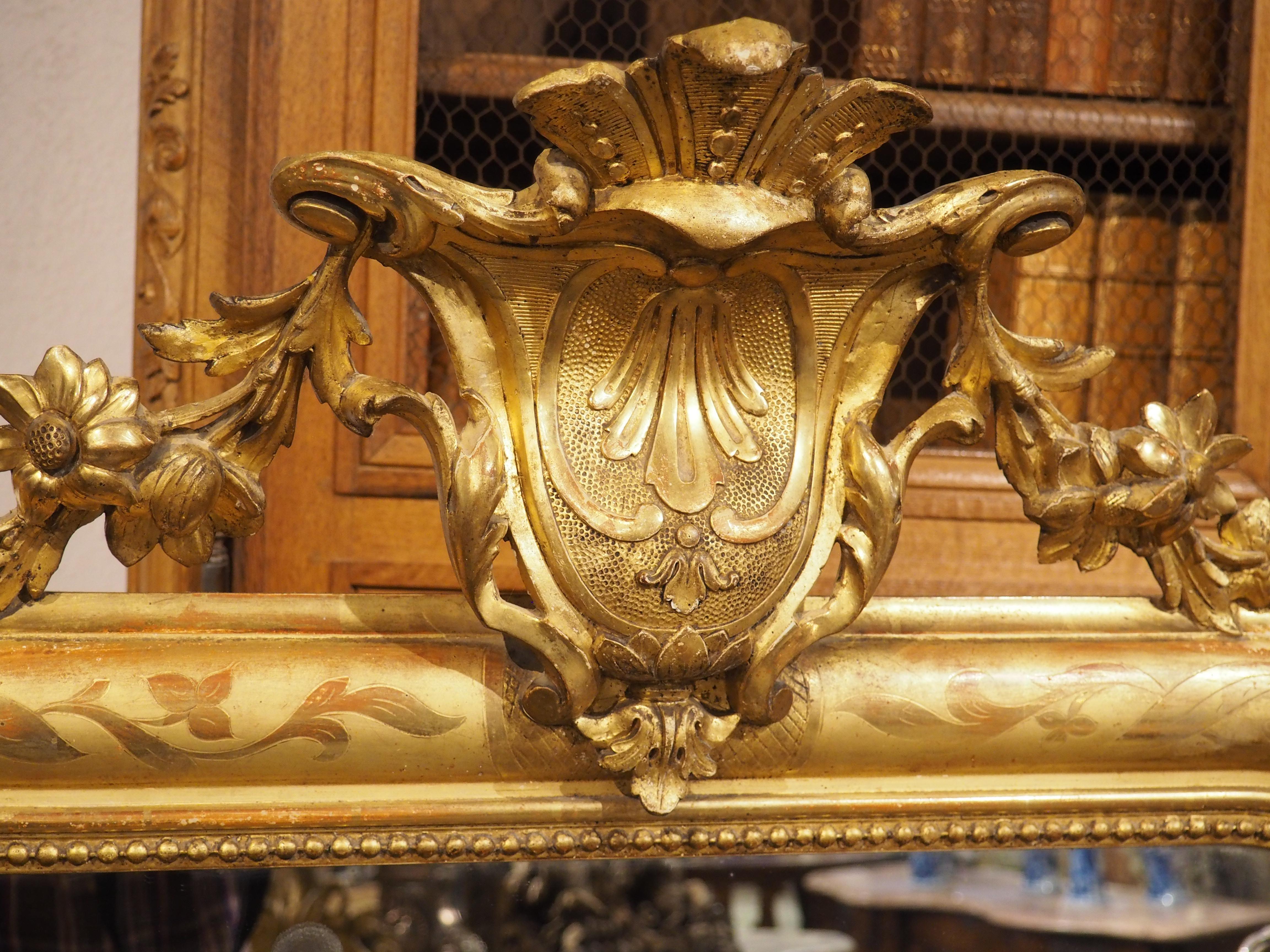 Intagliato a mano Specchio francese del XIX secolo in stile Louis Philippe a foglia d'oro con cartiglio centrale in vendita