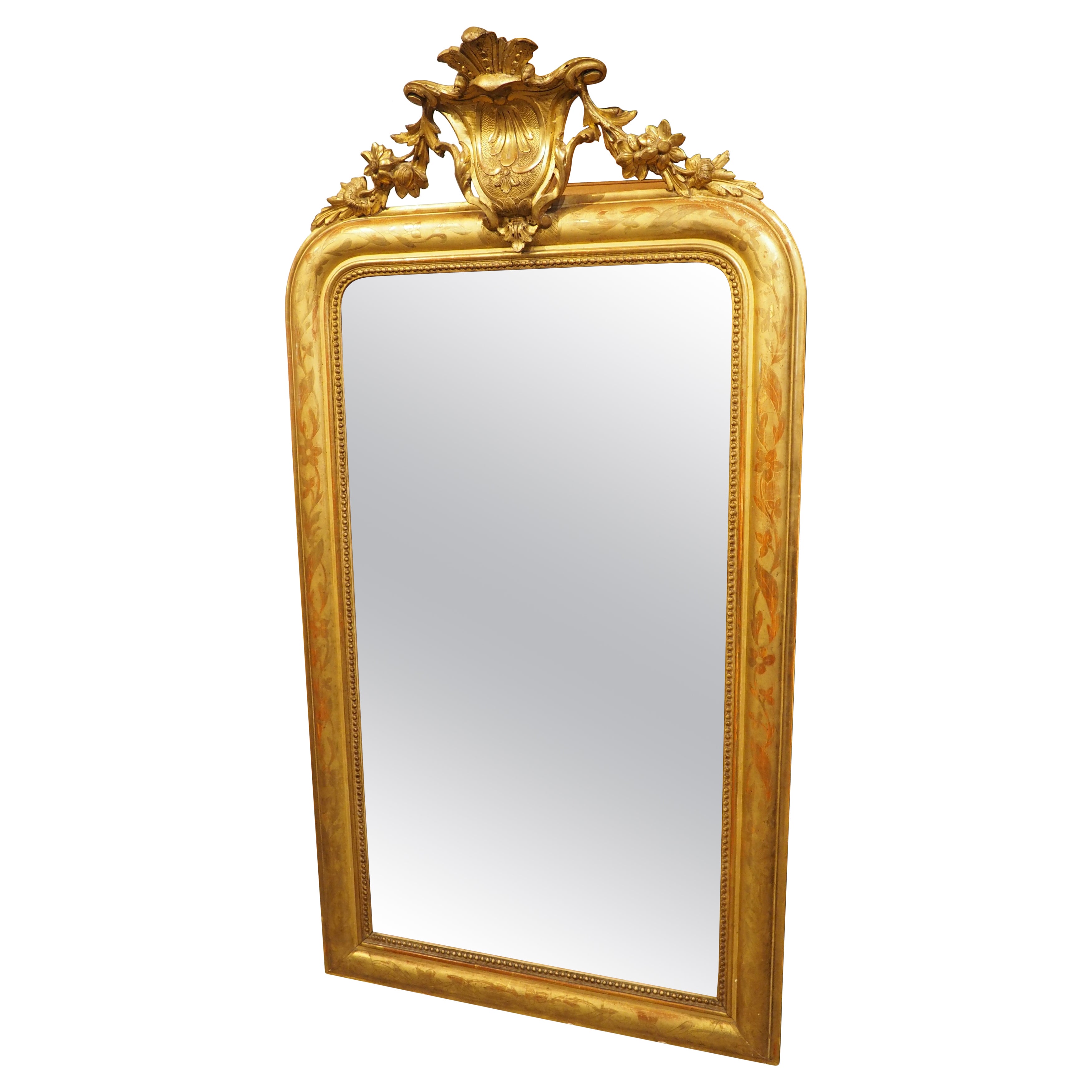 Specchio francese del XIX secolo in stile Louis Philippe a foglia d'oro con cartiglio centrale in vendita
