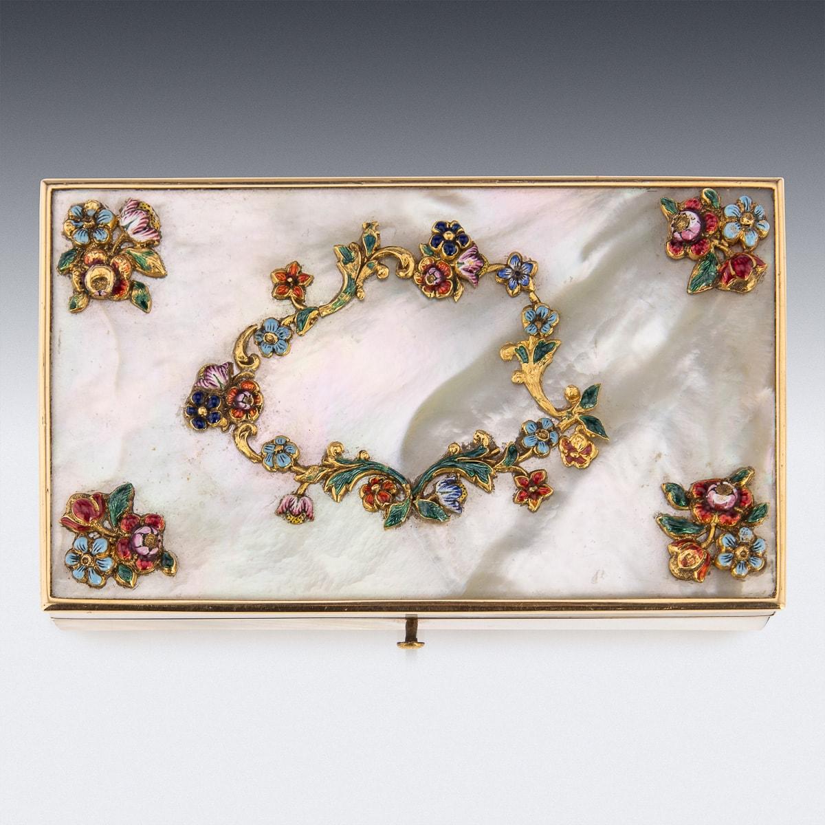 Français Etui français du 19ème siècle monté sur or et en nacre, c.1870 en vente