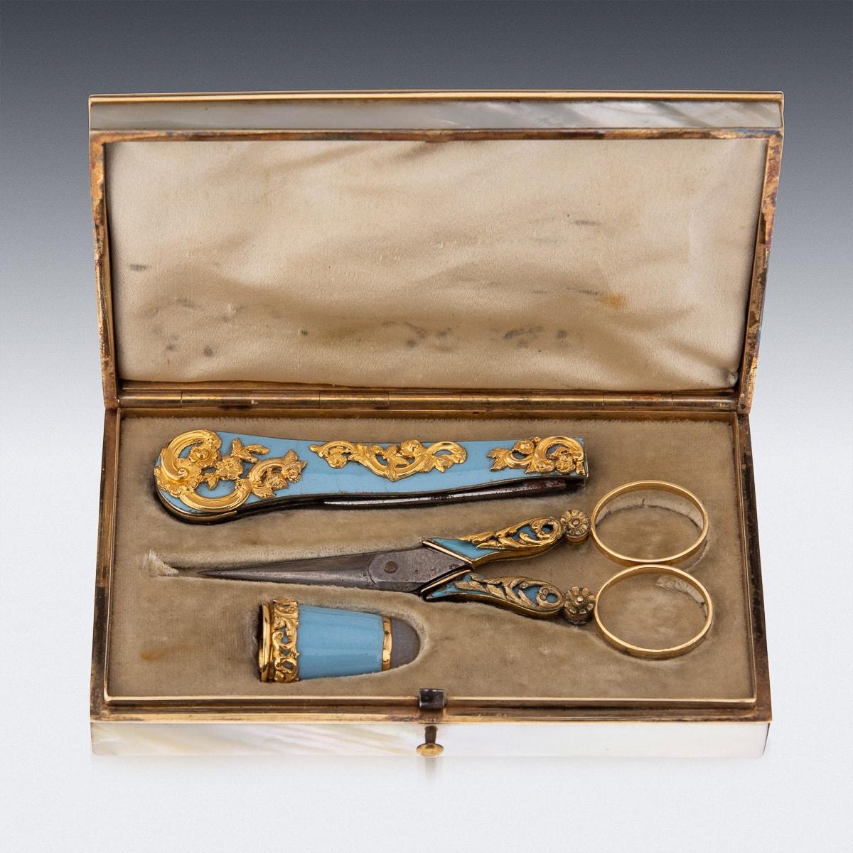 XIXe siècle Etui français du 19ème siècle monté sur or et en nacre, c.1870 en vente