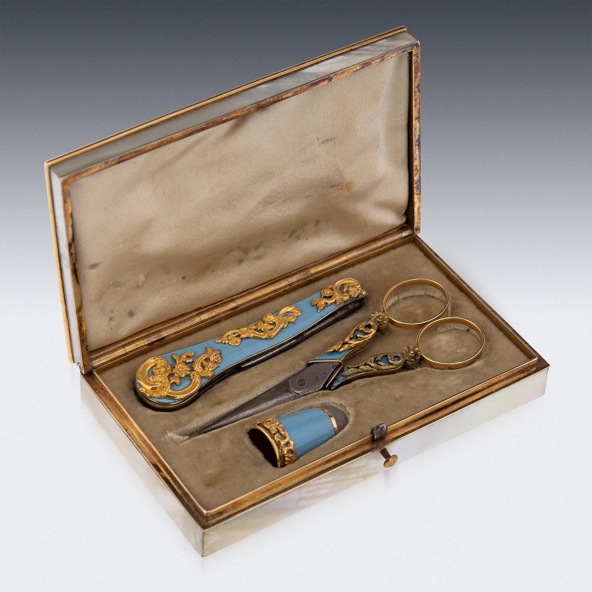 Or Etui français du 19ème siècle monté sur or et en nacre, c.1870 en vente