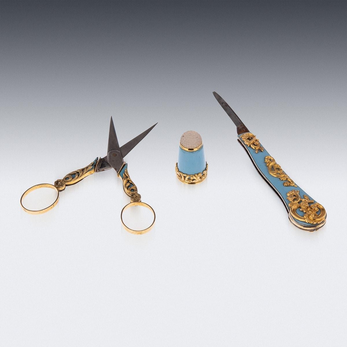 Etui français du 19ème siècle monté sur or et en nacre, c.1870 en vente 2