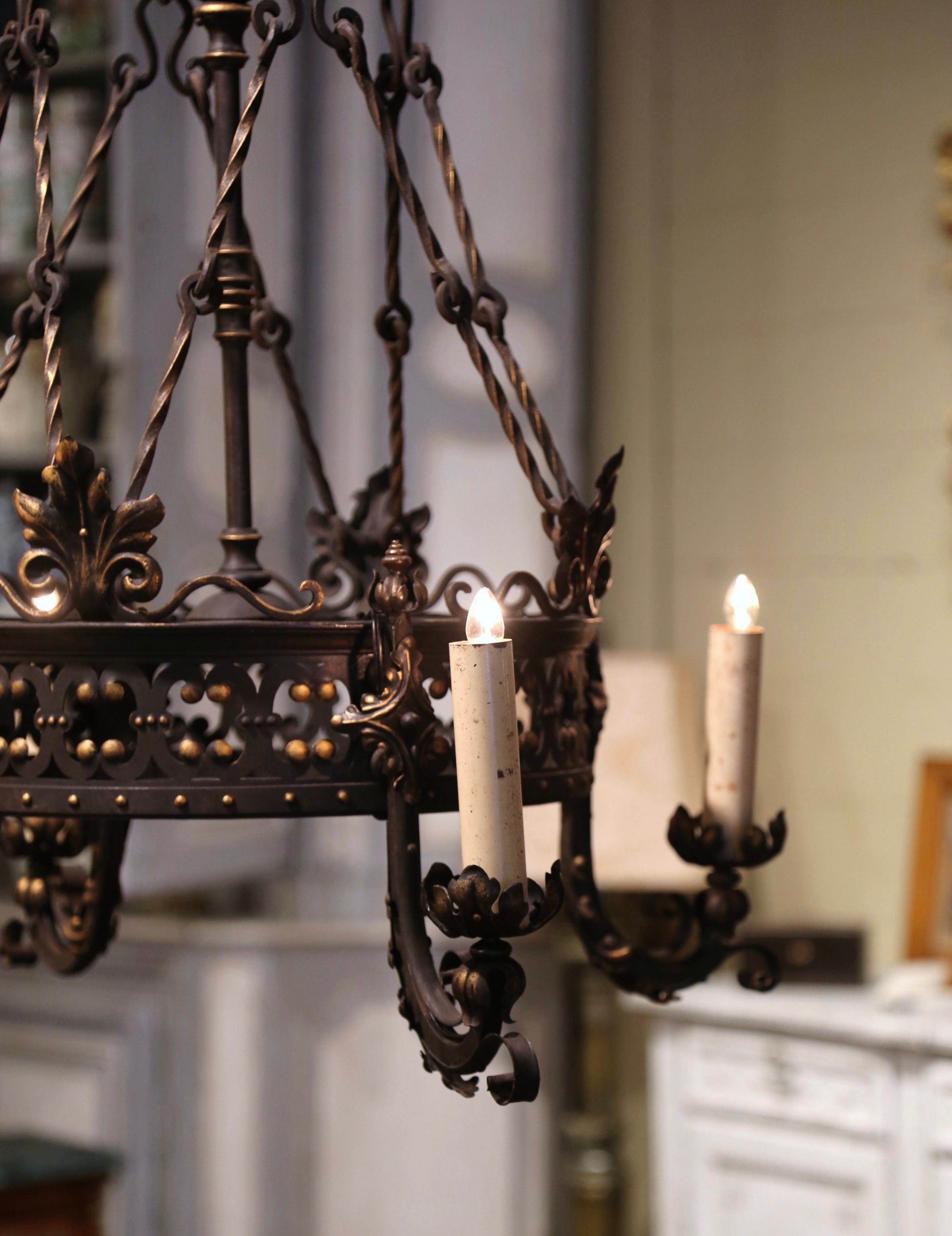 Gothique Lustre à quatre lumières en fer forgé gothique français du XIXe siècle, noir et doré en vente