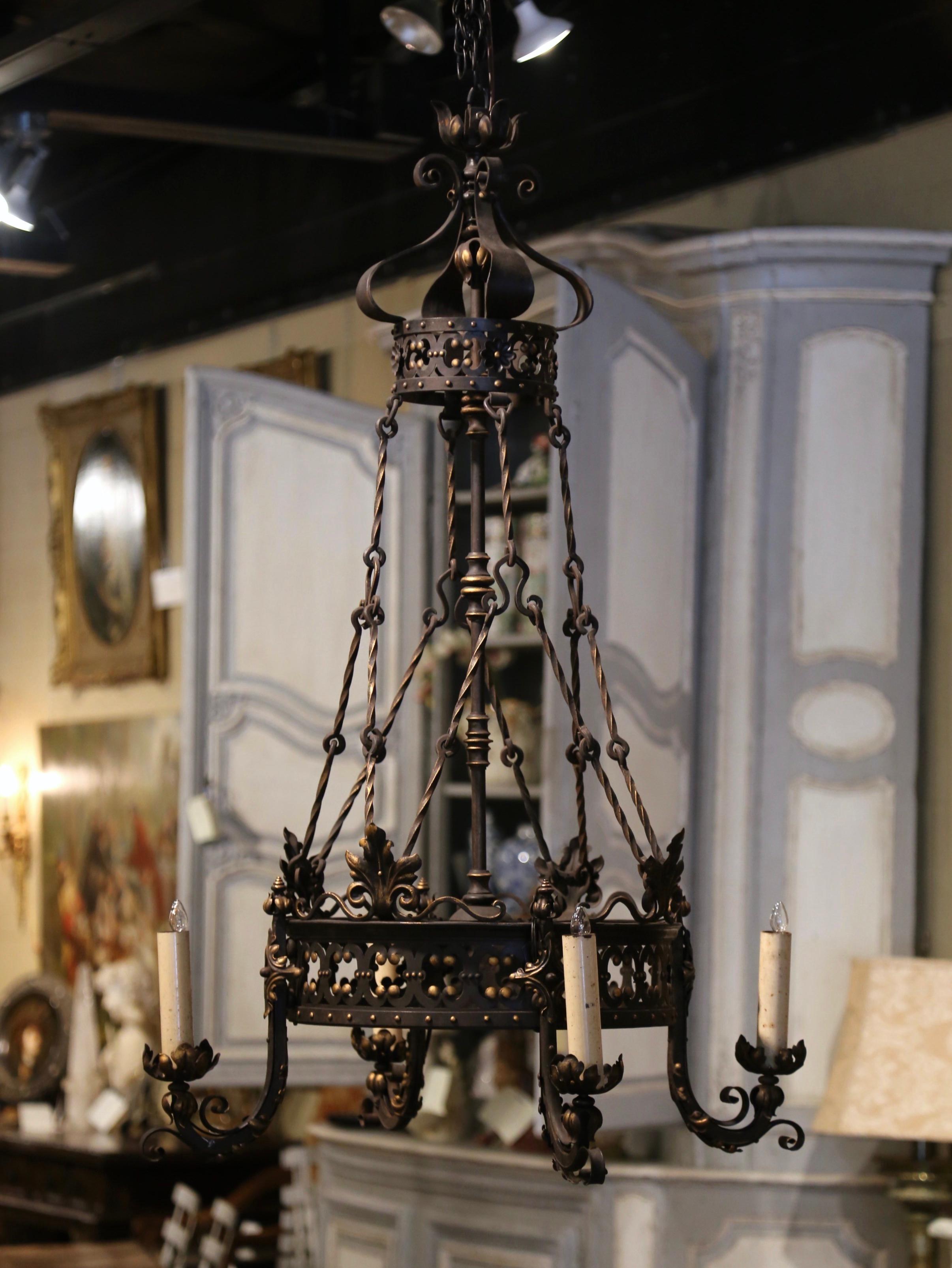 Patiné Lustre à quatre lumières en fer forgé gothique français du XIXe siècle, noir et doré en vente