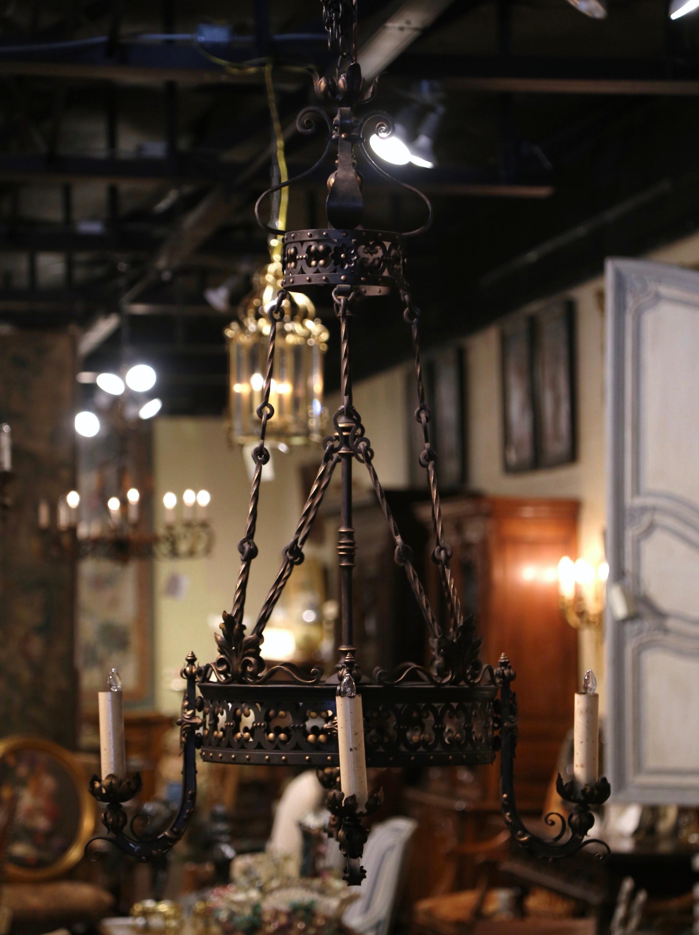 Fer forgé Lustre à quatre lumières en fer forgé gothique français du XIXe siècle, noir et doré en vente