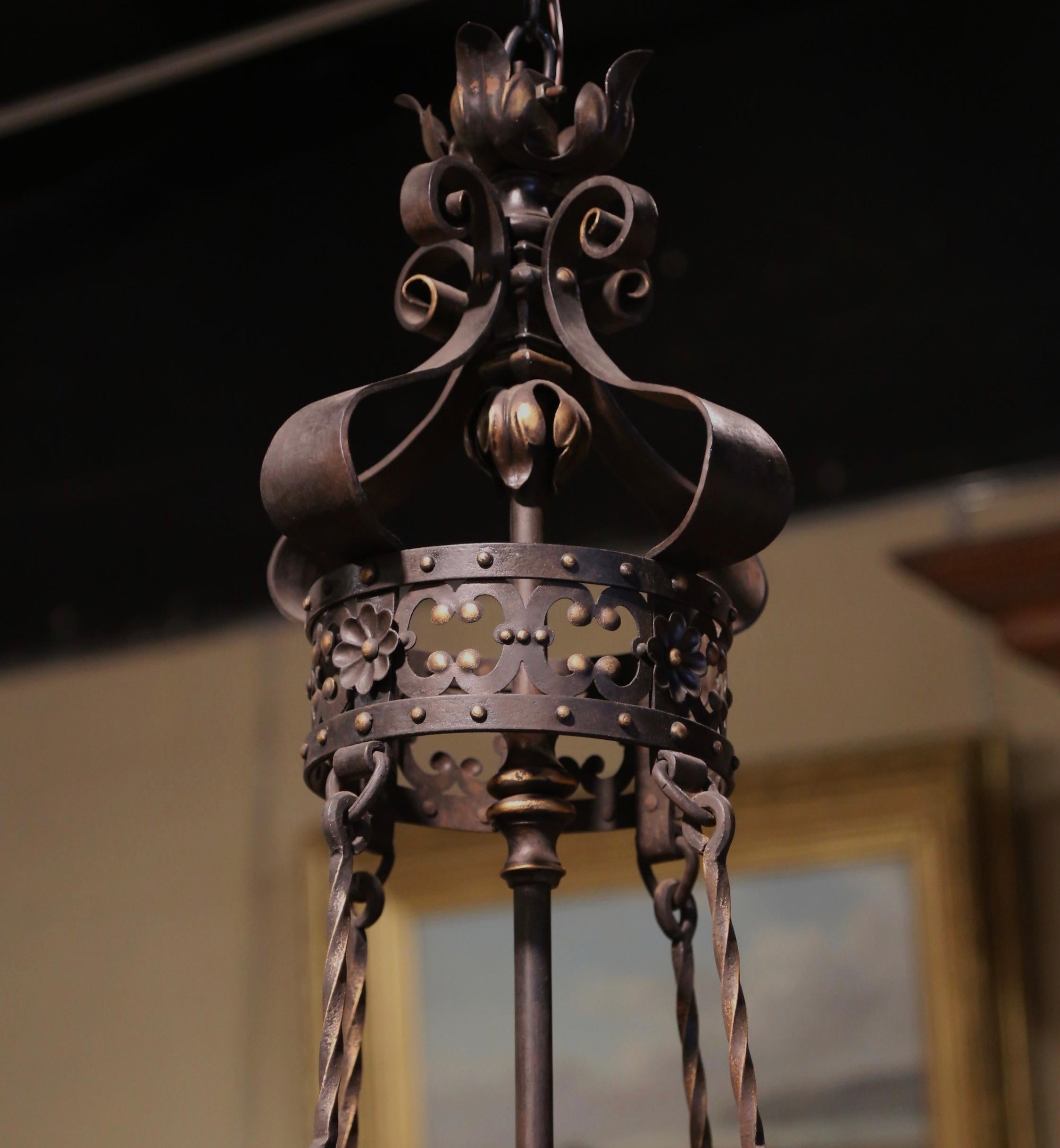 Lustre à quatre lumières en fer forgé gothique français du XIXe siècle, noir et doré en vente 2