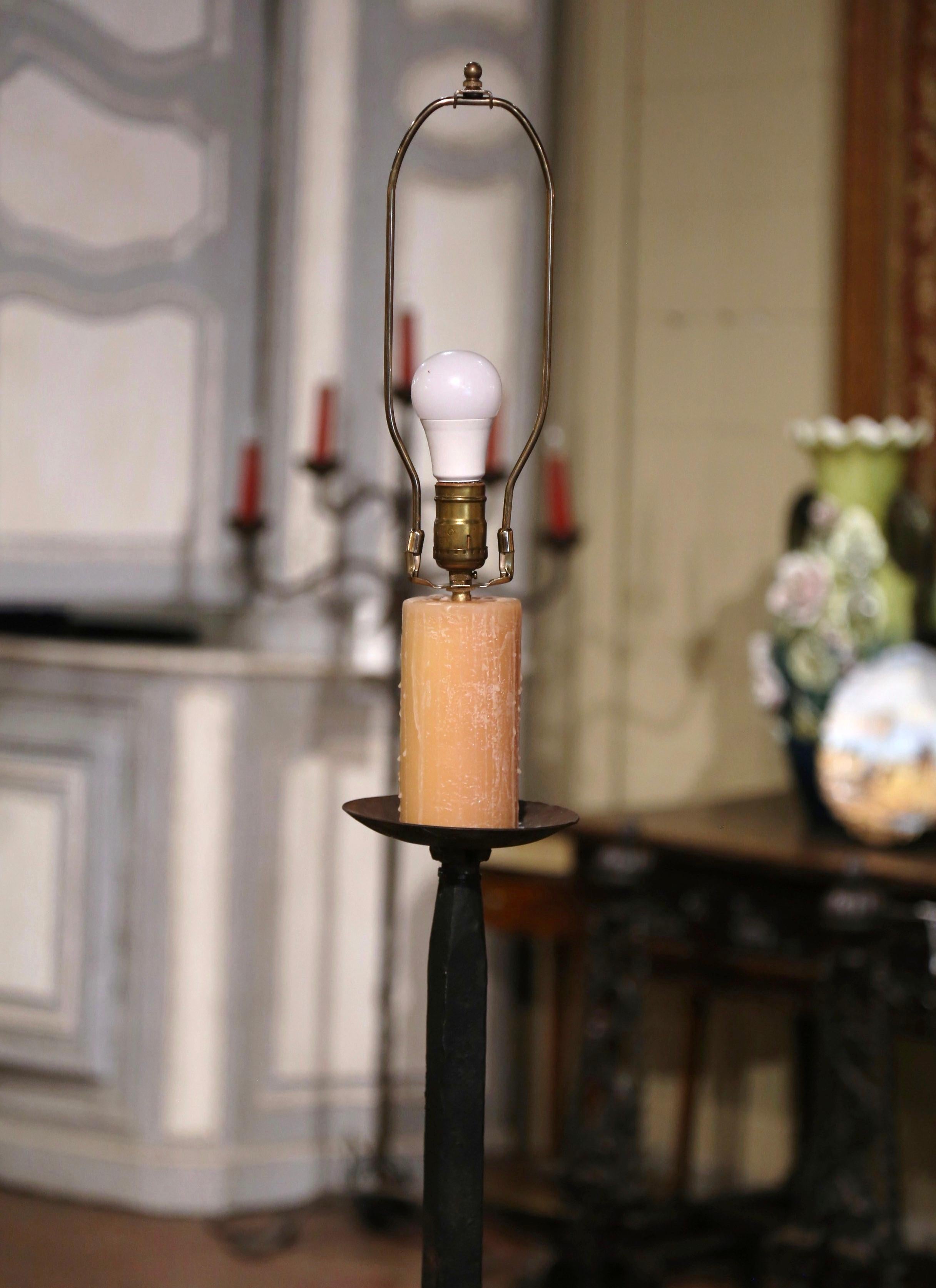 19. Jahrhundert Französisch Gotik schwarz geschmiedet Schmiedeeisen Stehlampe  (Geschmiedet) im Angebot