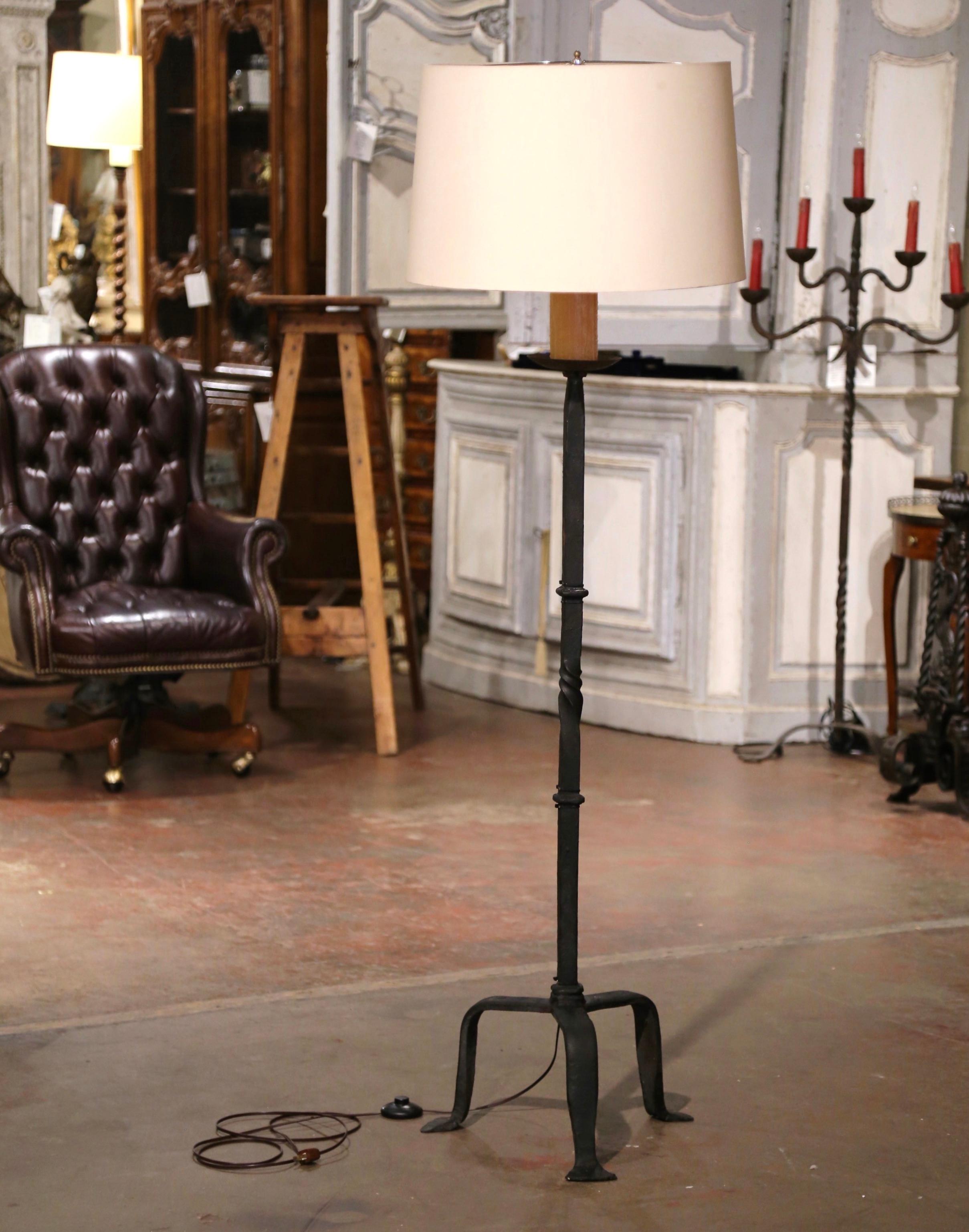 19th Century French Gothic Black Forged Wrought Iron Floor Lamp  For Sale 2