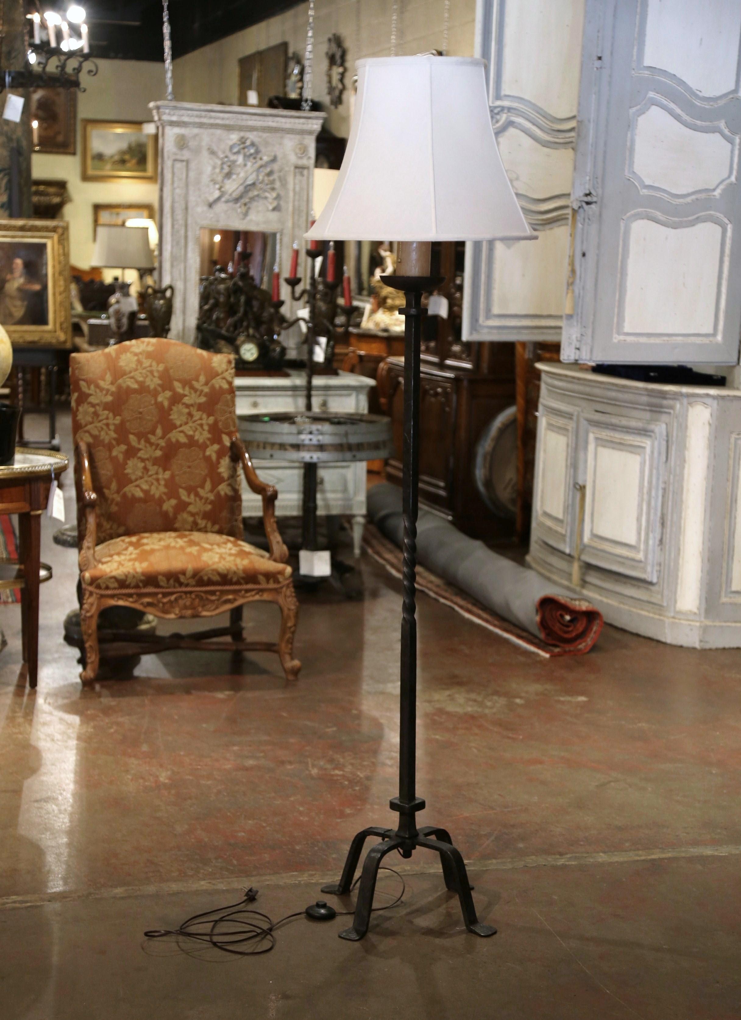 Forgé Lampadaire gothique français du 19e siècle en fer forgé noir en vente