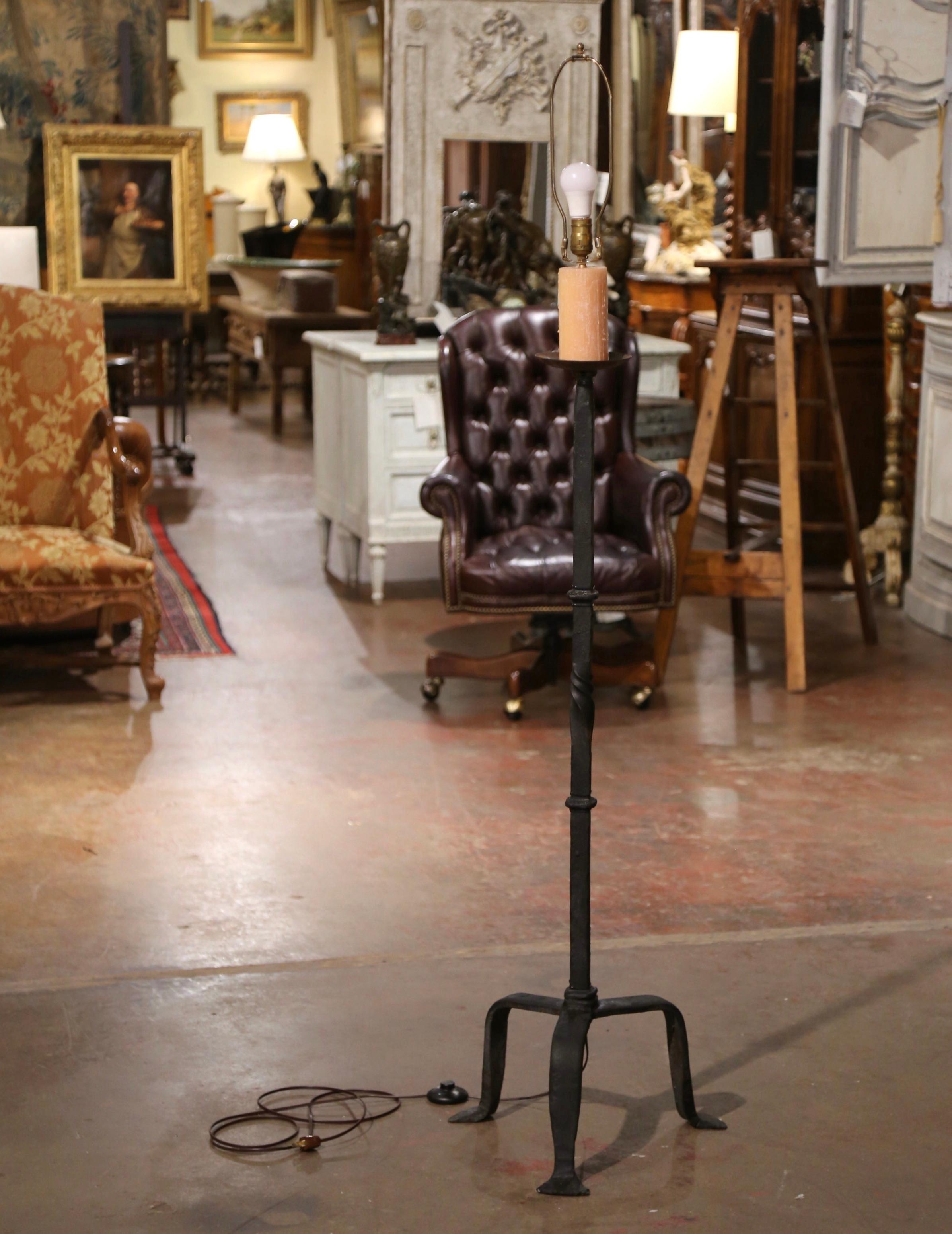19th Century French Gothic Black Forged Wrought Iron Floor Lamp  For Sale 3