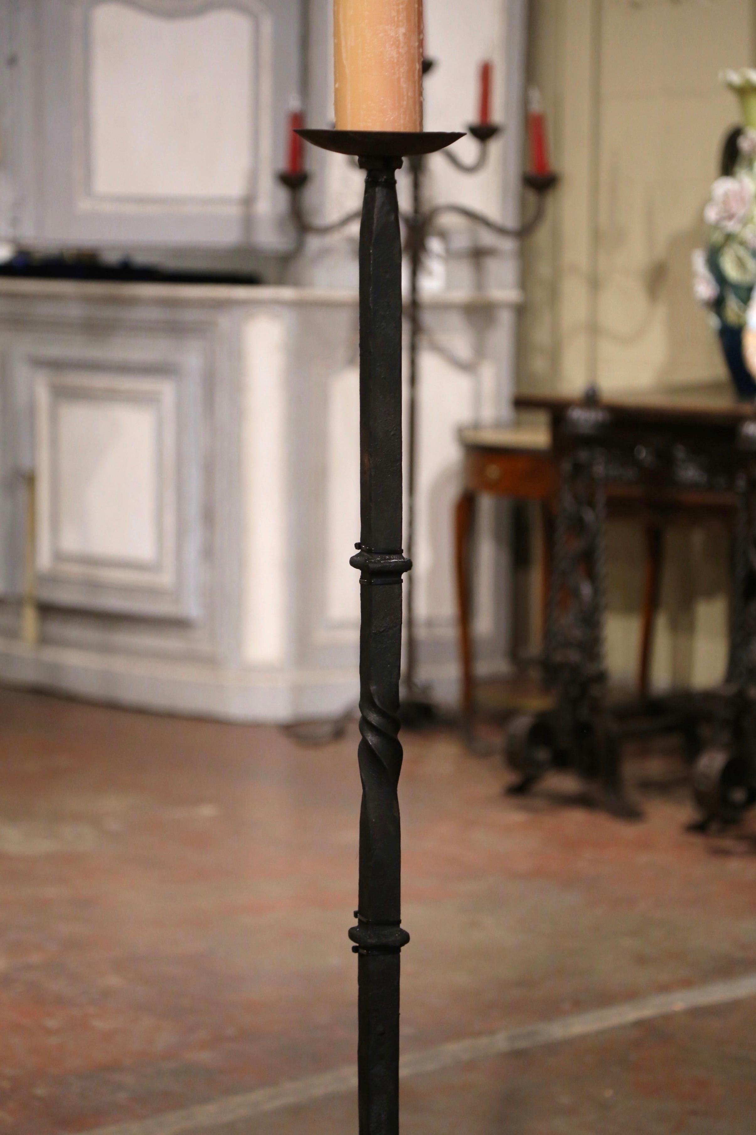 XIXe siècle Lampadaire gothique français du 19e siècle en fer forgé noir  en vente