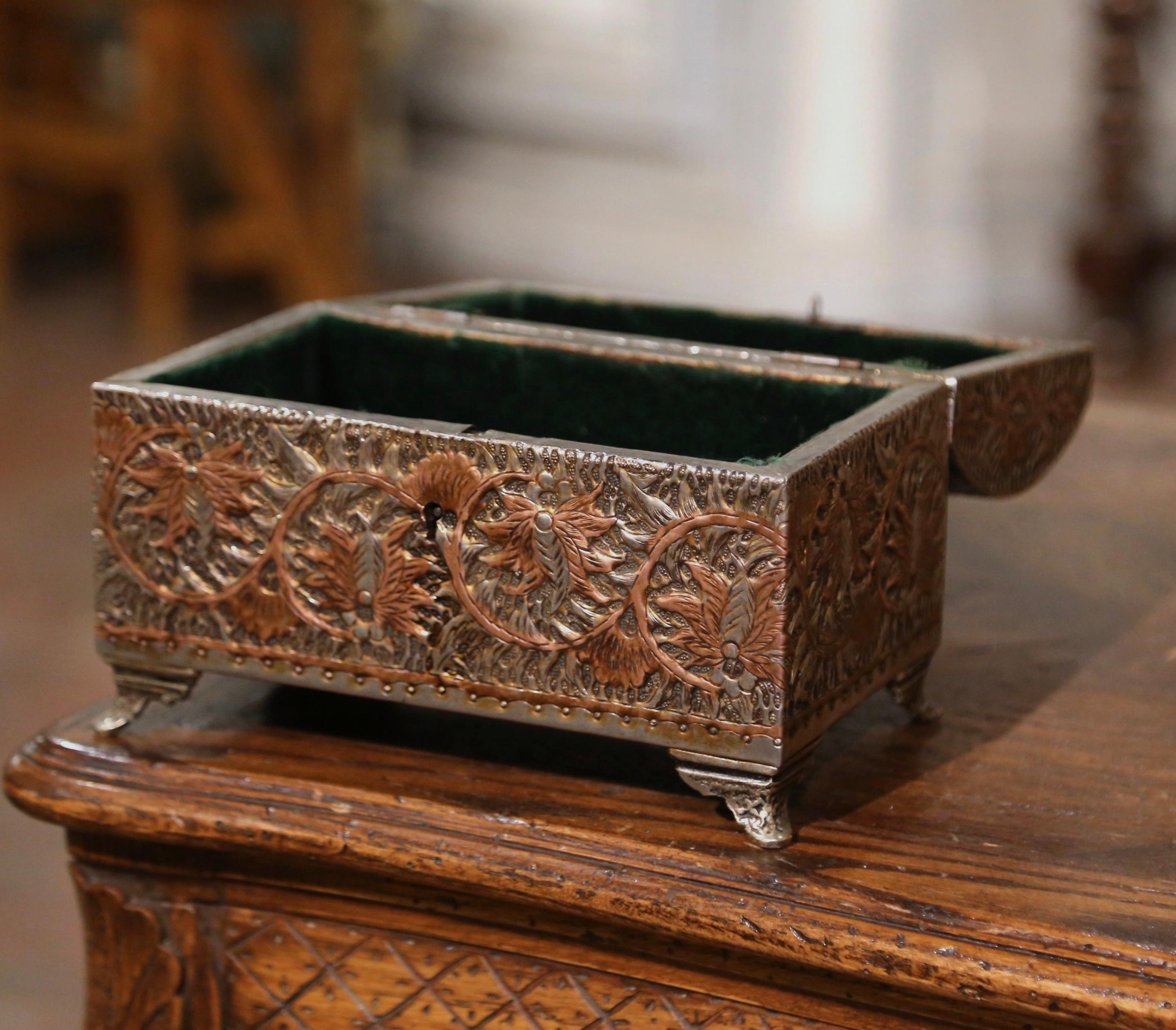 Fait main Boîte à bijoux gothique française du 19ème siècle en laiton et cuivre avec motifs de feuilles repoussées en vente