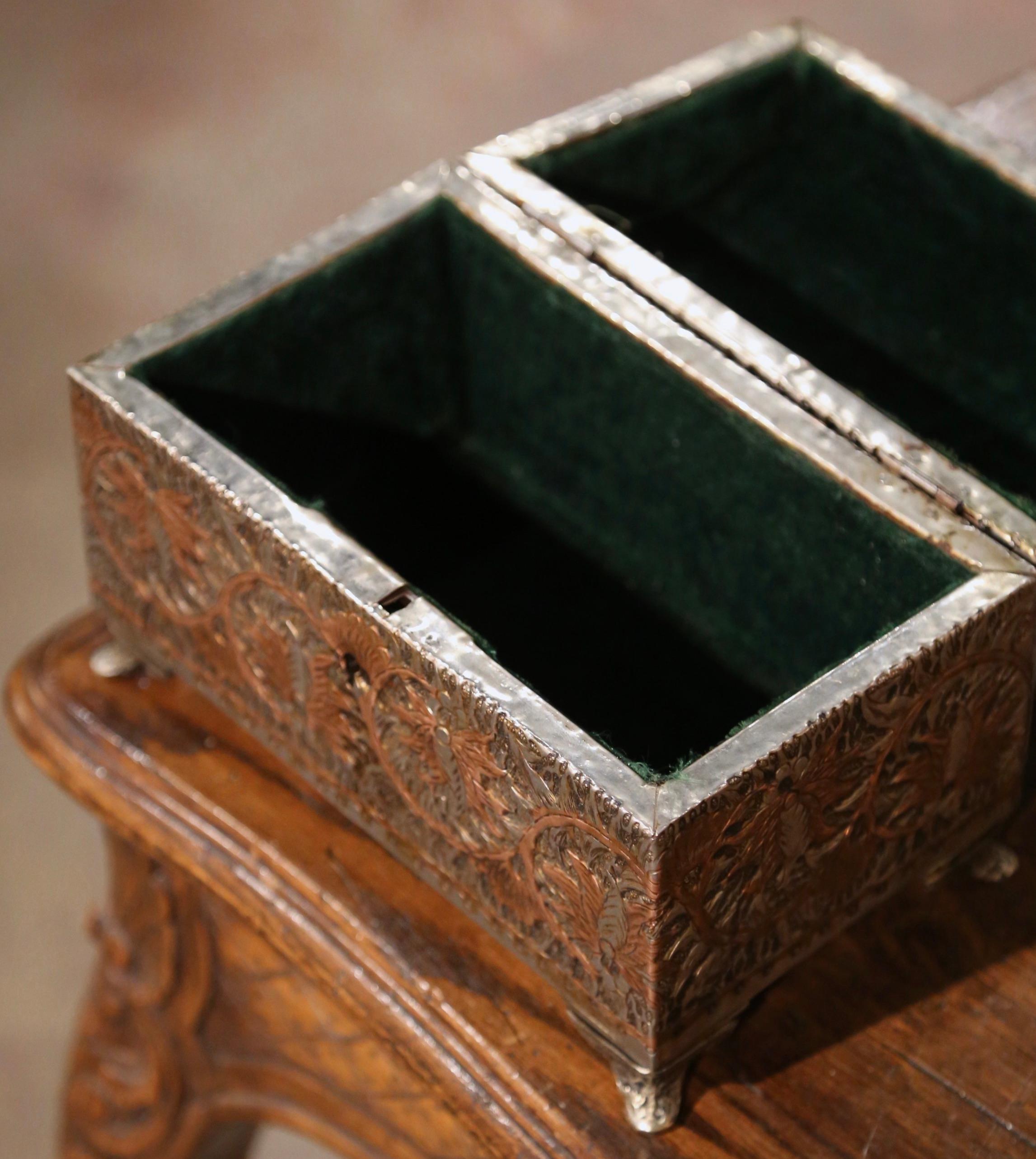Boîte à bijoux gothique française du 19ème siècle en laiton et cuivre avec motifs de feuilles repoussées Excellent état - En vente à Dallas, TX