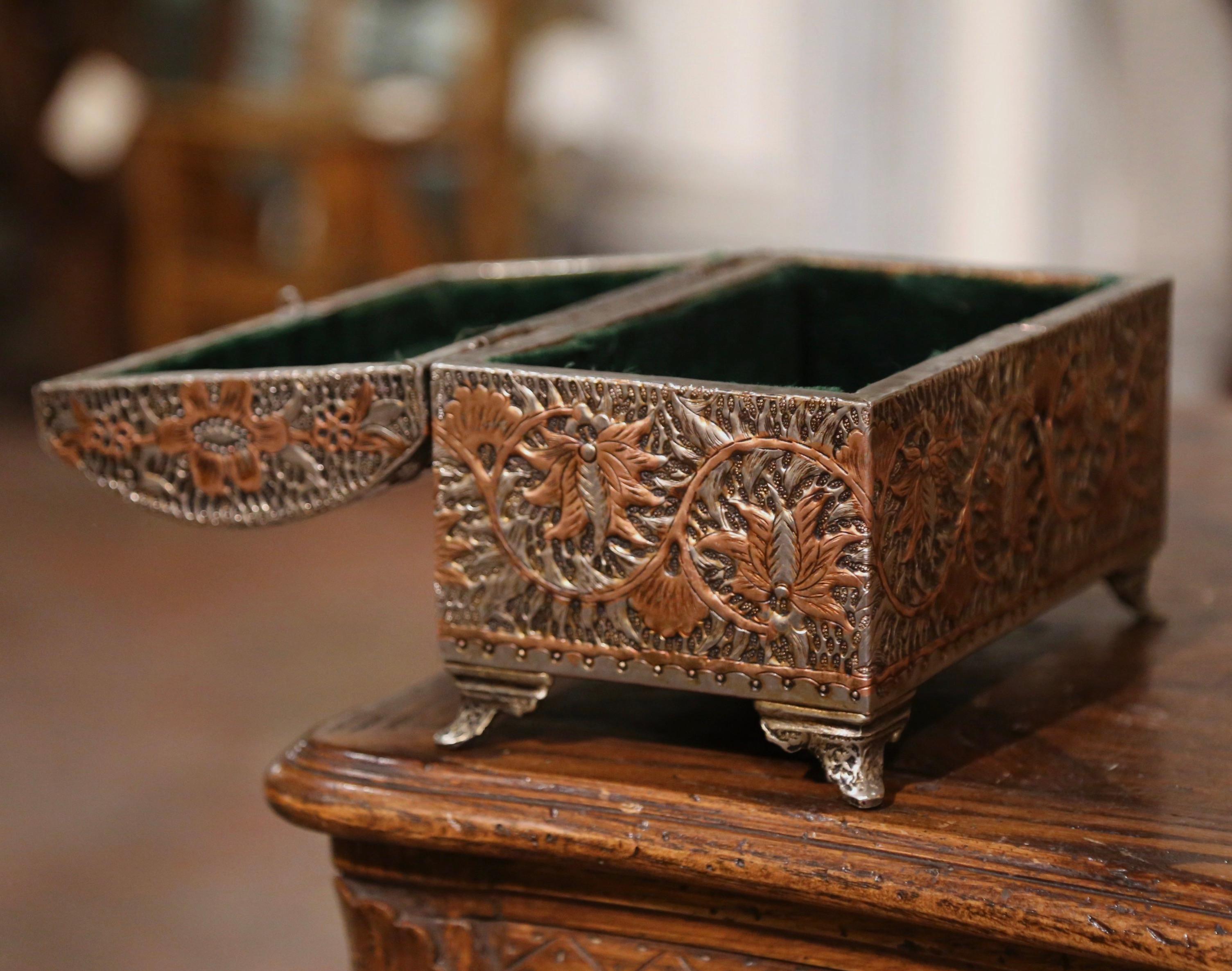 XIXe siècle Boîte à bijoux gothique française du 19ème siècle en laiton et cuivre avec motifs de feuilles repoussées en vente