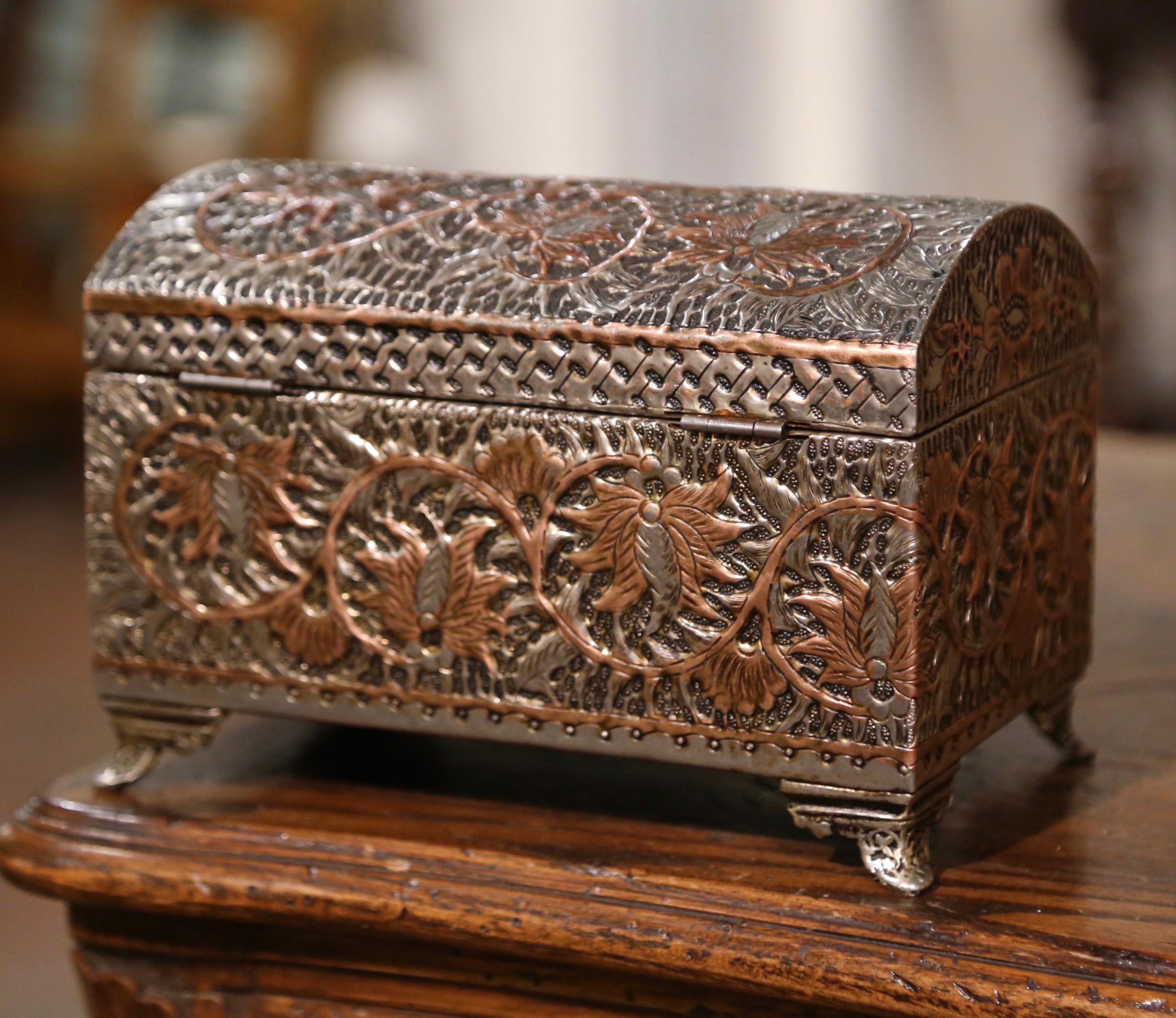 Laiton Boîte à bijoux gothique française du 19ème siècle en laiton et cuivre avec motifs de feuilles repoussées en vente