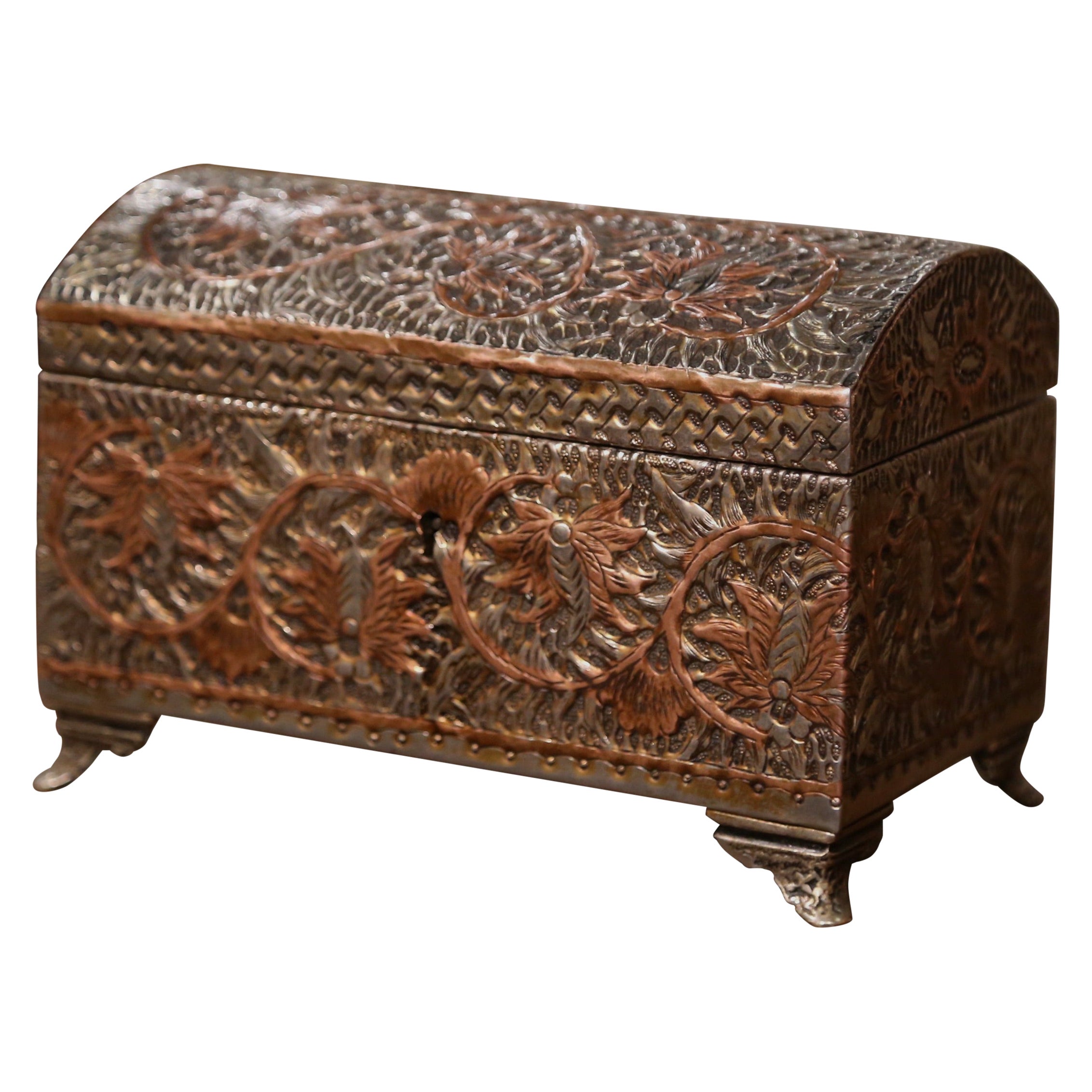 Boîte à bijoux gothique française du 19ème siècle en laiton et cuivre avec motifs de feuilles repoussées