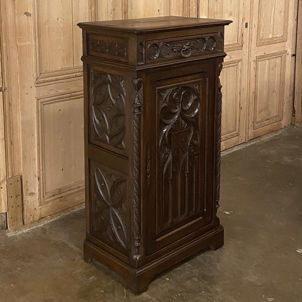 19th century French Gothic cabinet, Bonnetiere is a marvelous example of the genre, with carved detailing across all three facades! Geometric patterns appear in a series of three on each side, with cornerposts carved out to reveal a spiral-carved