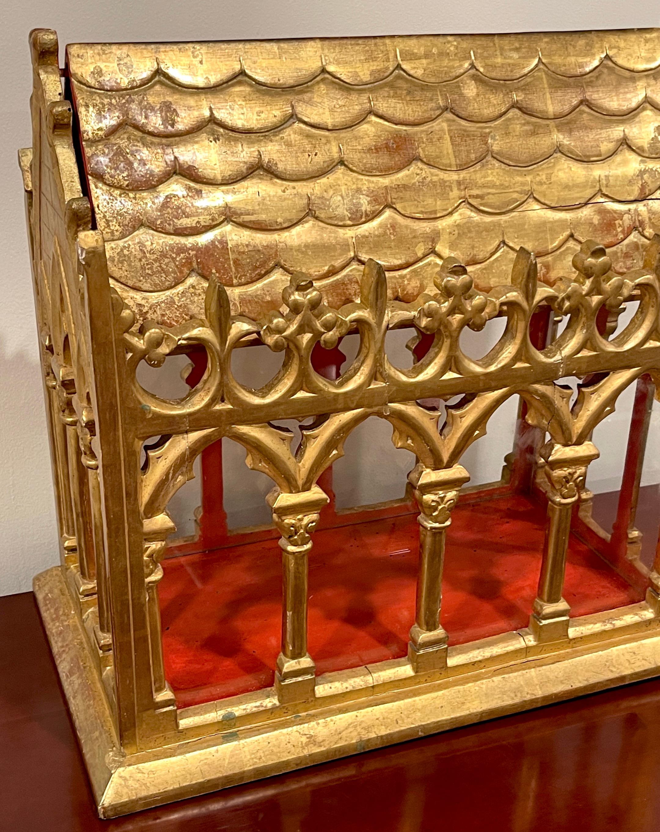20ième siècle Reliquaire / Vitrine de cathédrale gothique française du 19ème siècle en bois doré et verre  en vente