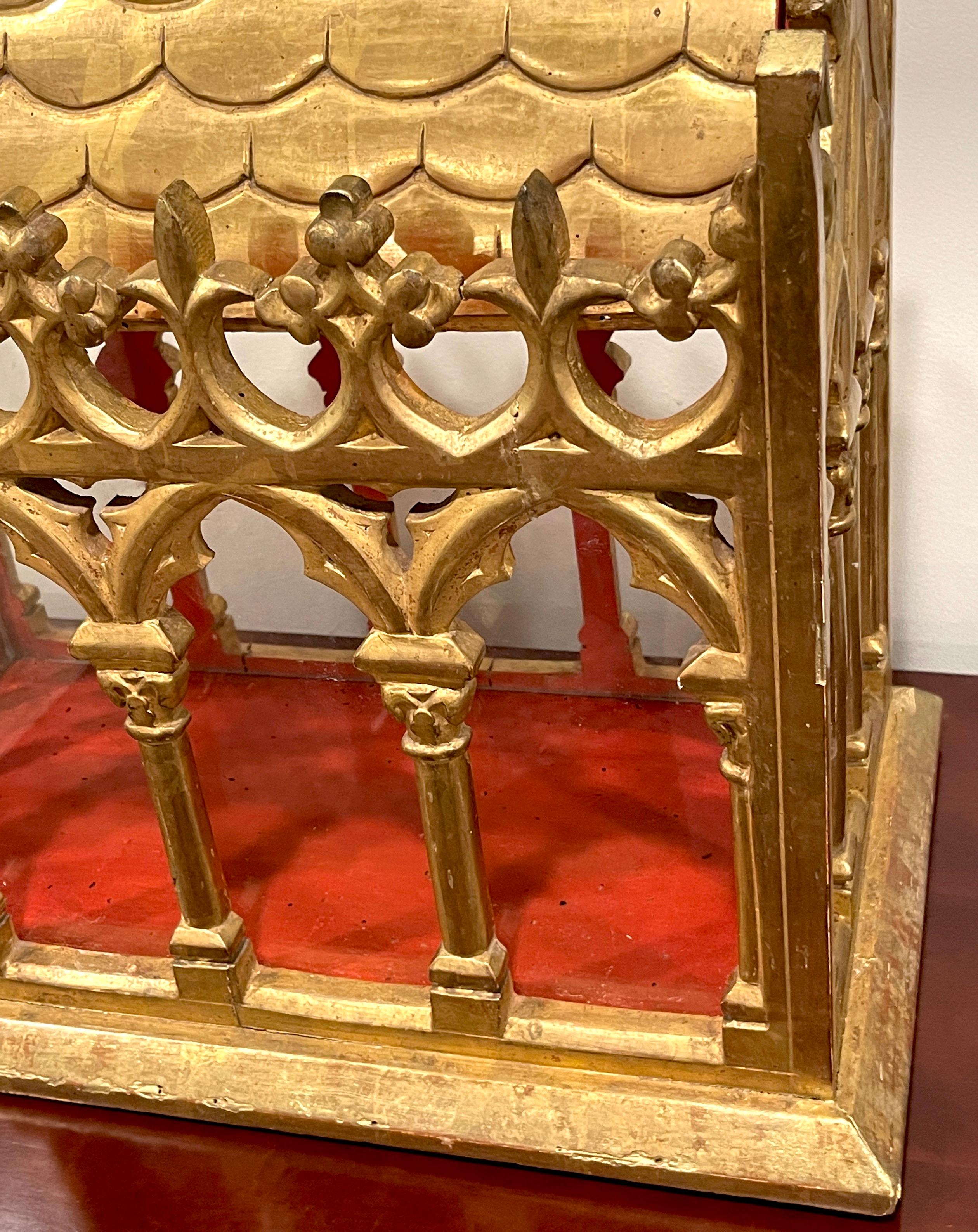Verre Reliquaire / Vitrine de cathédrale gothique française du 19ème siècle en bois doré et verre  en vente